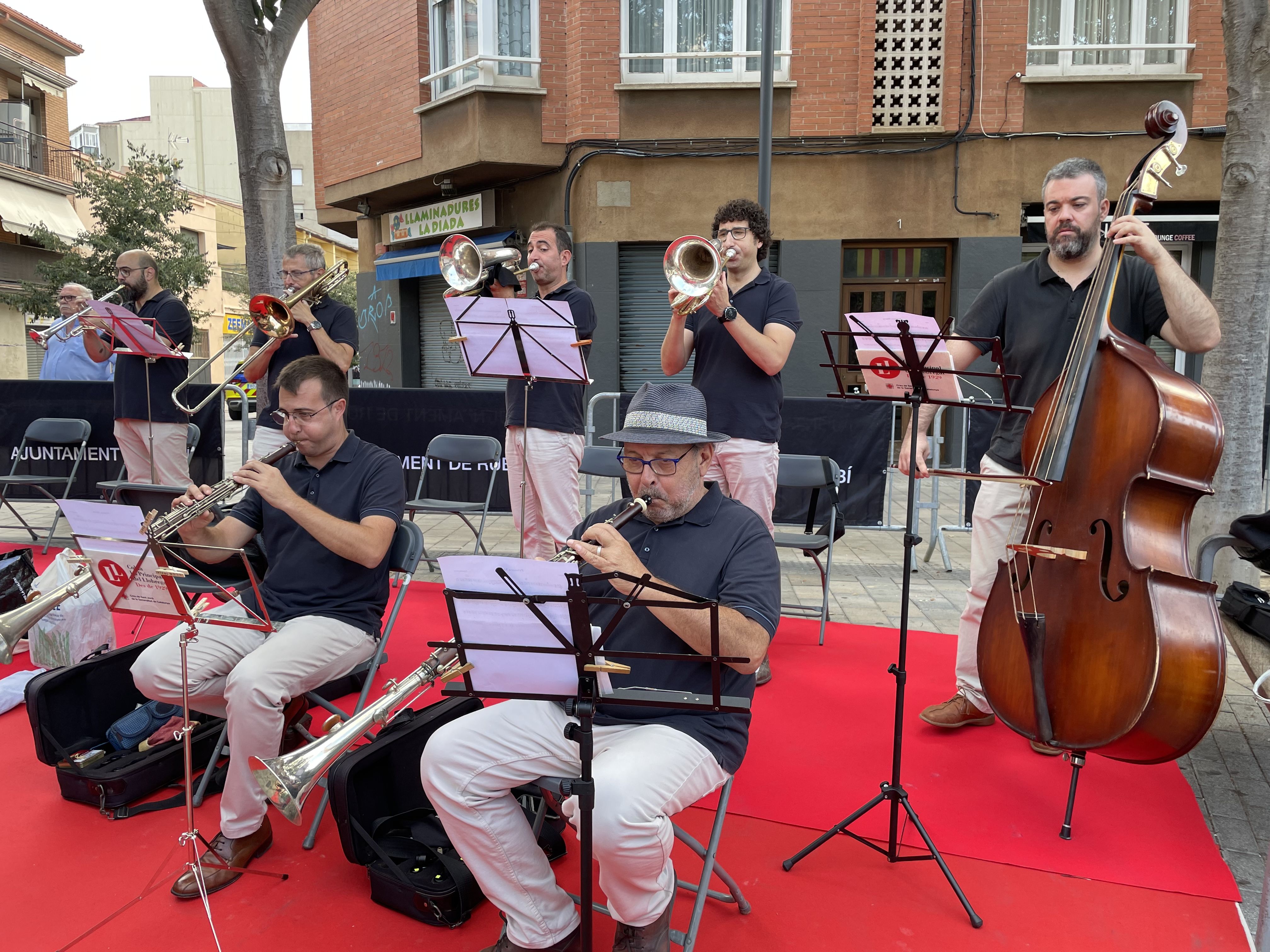 La ciutat ha viscut el tradicional acte institucional a la plaça de l'Onze de Setembre. FOTO: Arnau Martínez