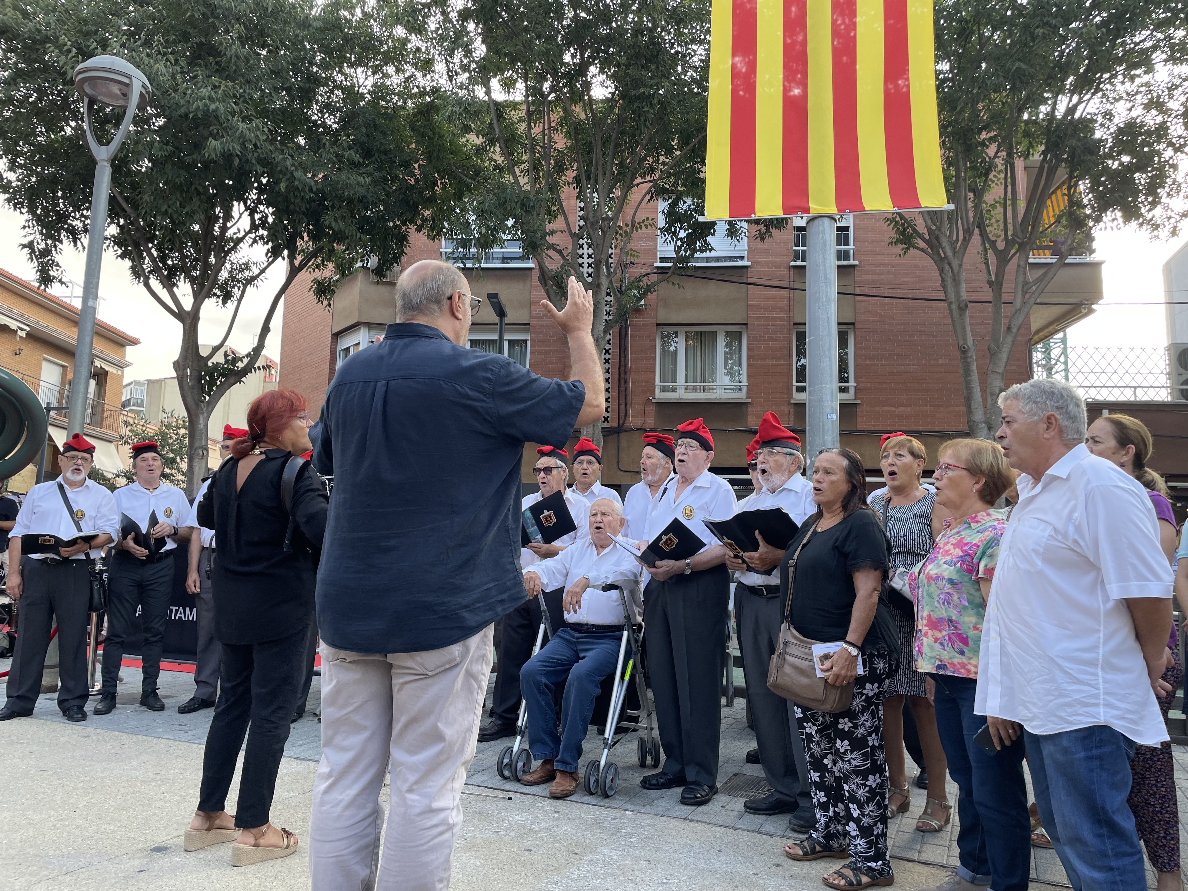 La ciutat ha viscut el tradicional acte institucional a la plaça de l'Onze de Setembre. FOTO: Arnau Martínez