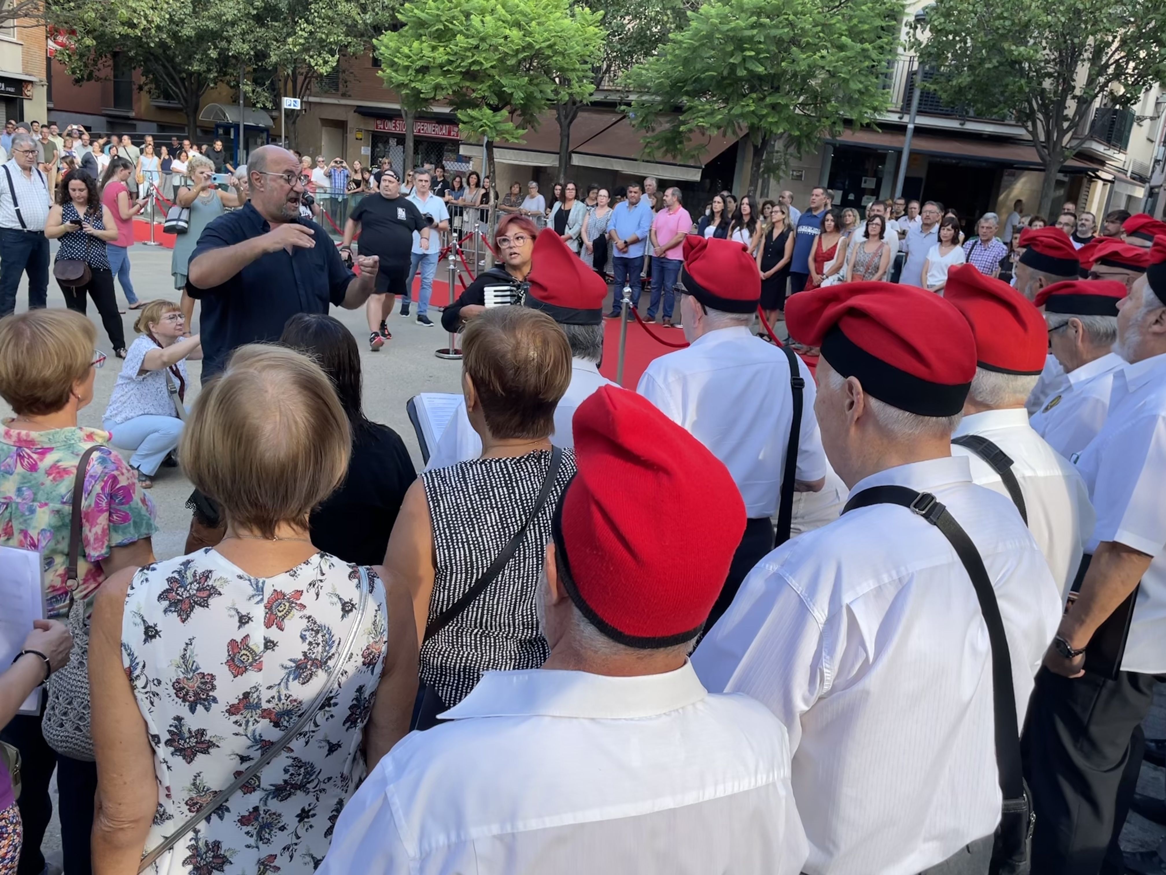 La ciutat ha viscut el tradicional acte institucional a la plaça de l'Onze de Setembre. FOTO: Arnau Martínez