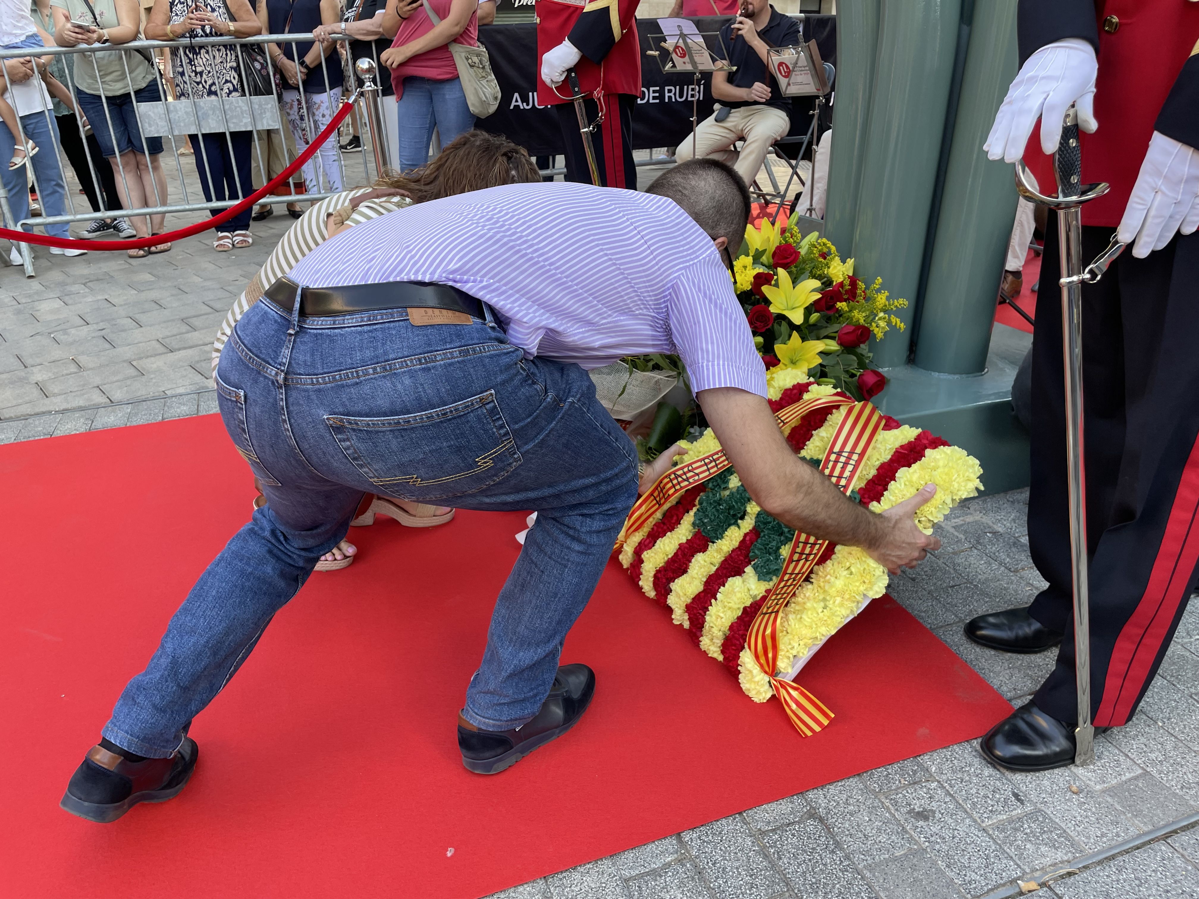 La ciutat ha viscut el tradicional acte institucional a la plaça de l'Onze de Setembre. FOTO: Arnau Martínez