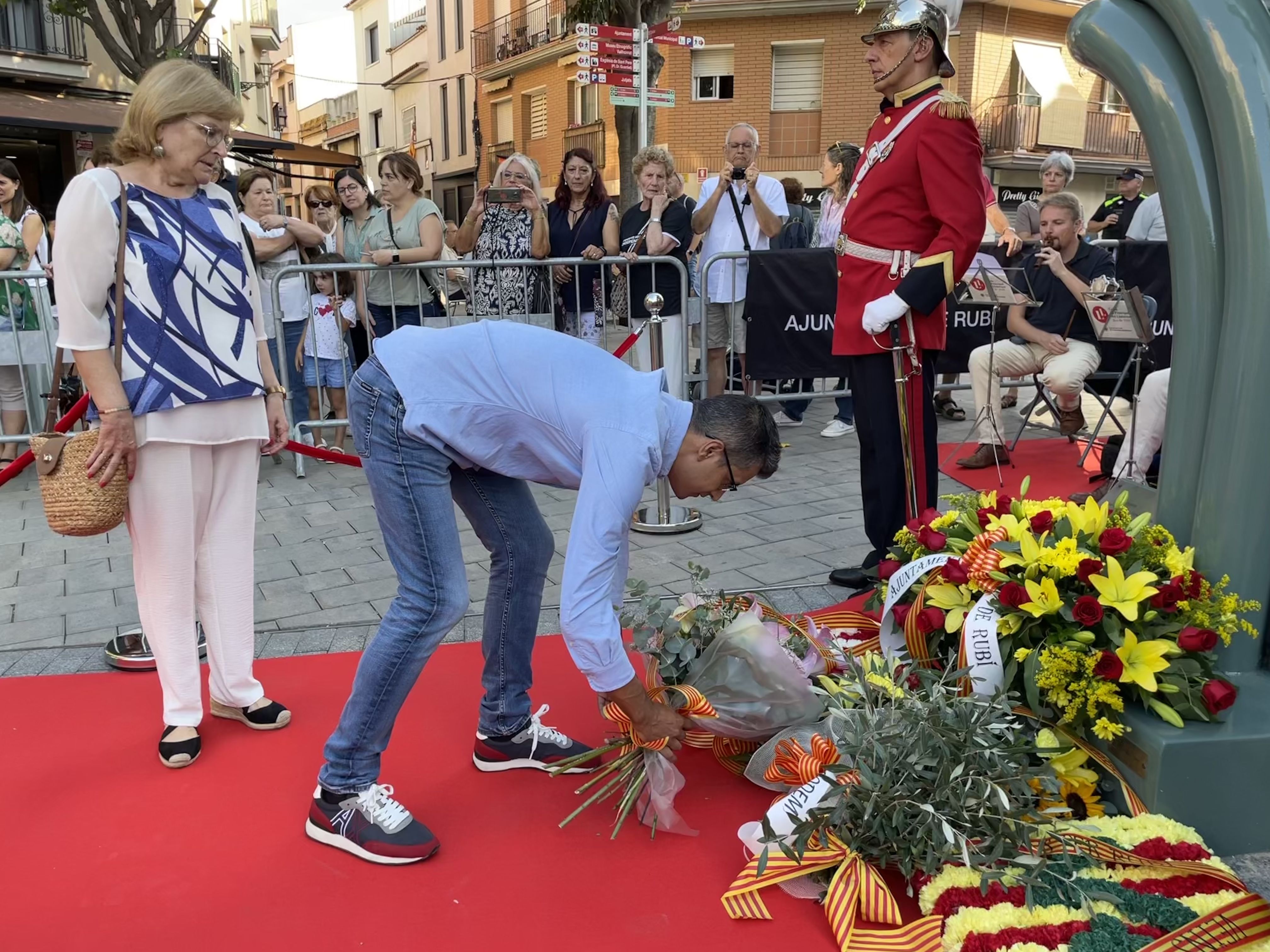 La ciutat ha viscut el tradicional acte institucional a la plaça de l'Onze de Setembre. FOTO: Arnau Martínez