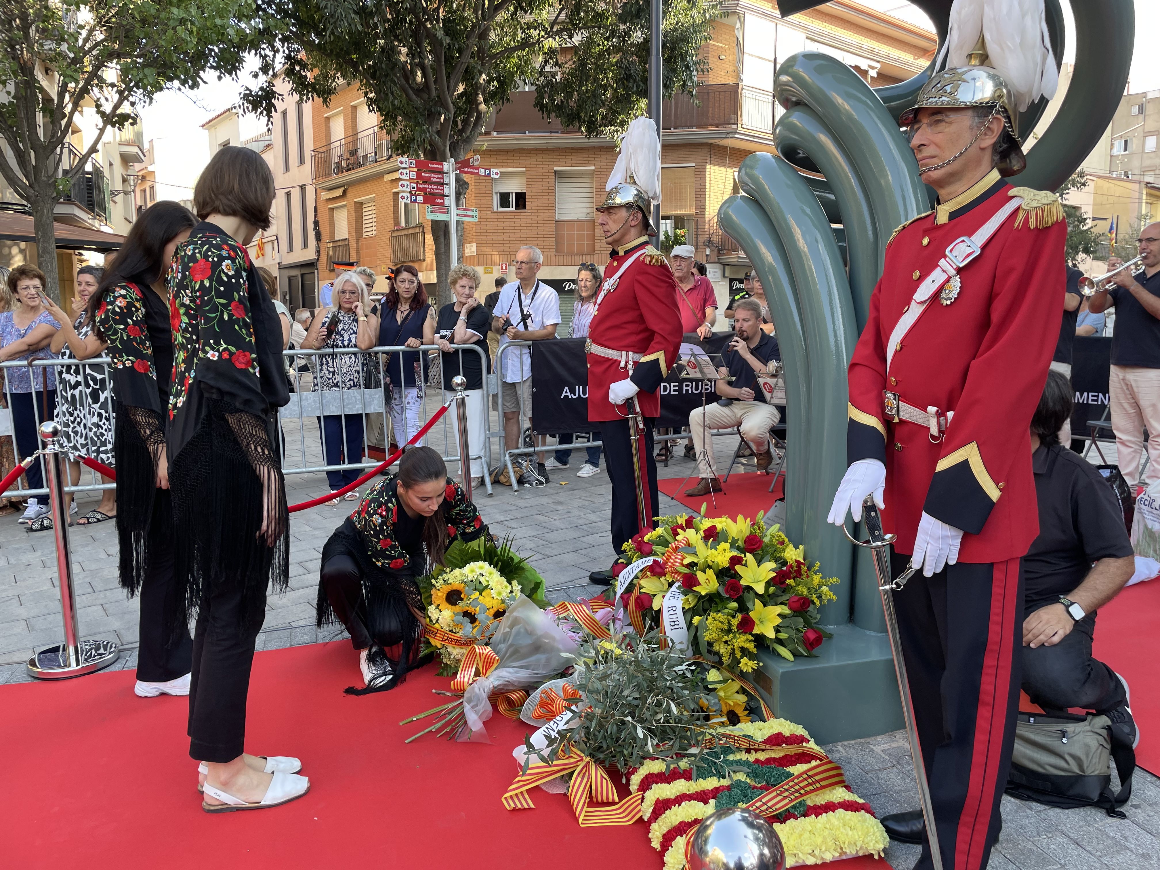 La ciutat ha viscut el tradicional acte institucional a la plaça de l'Onze de Setembre. FOTO: Arnau Martínez