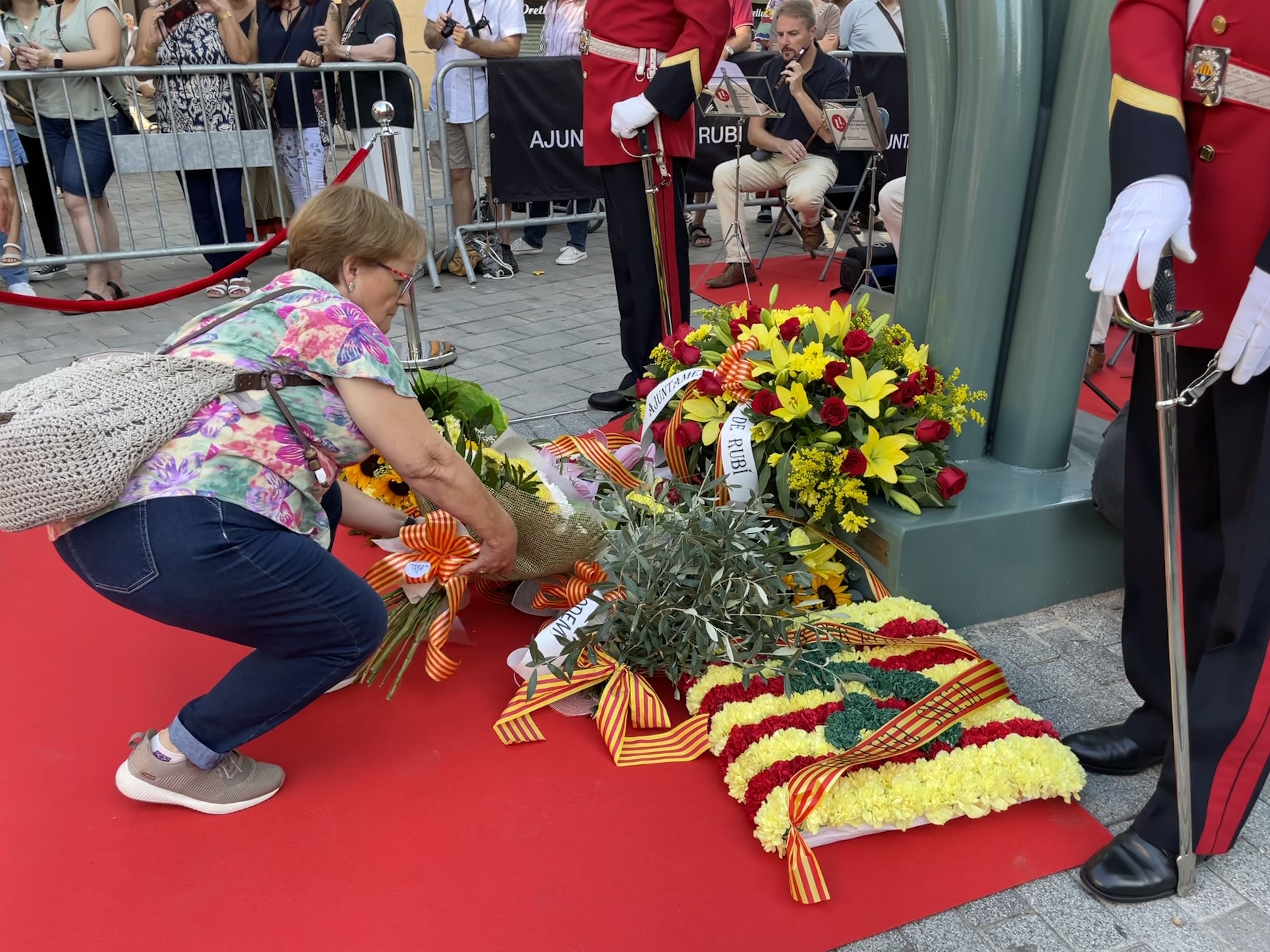 La ciutat ha viscut el tradicional acte institucional a la plaça de l'Onze de Setembre. FOTO: Arnau Martínez