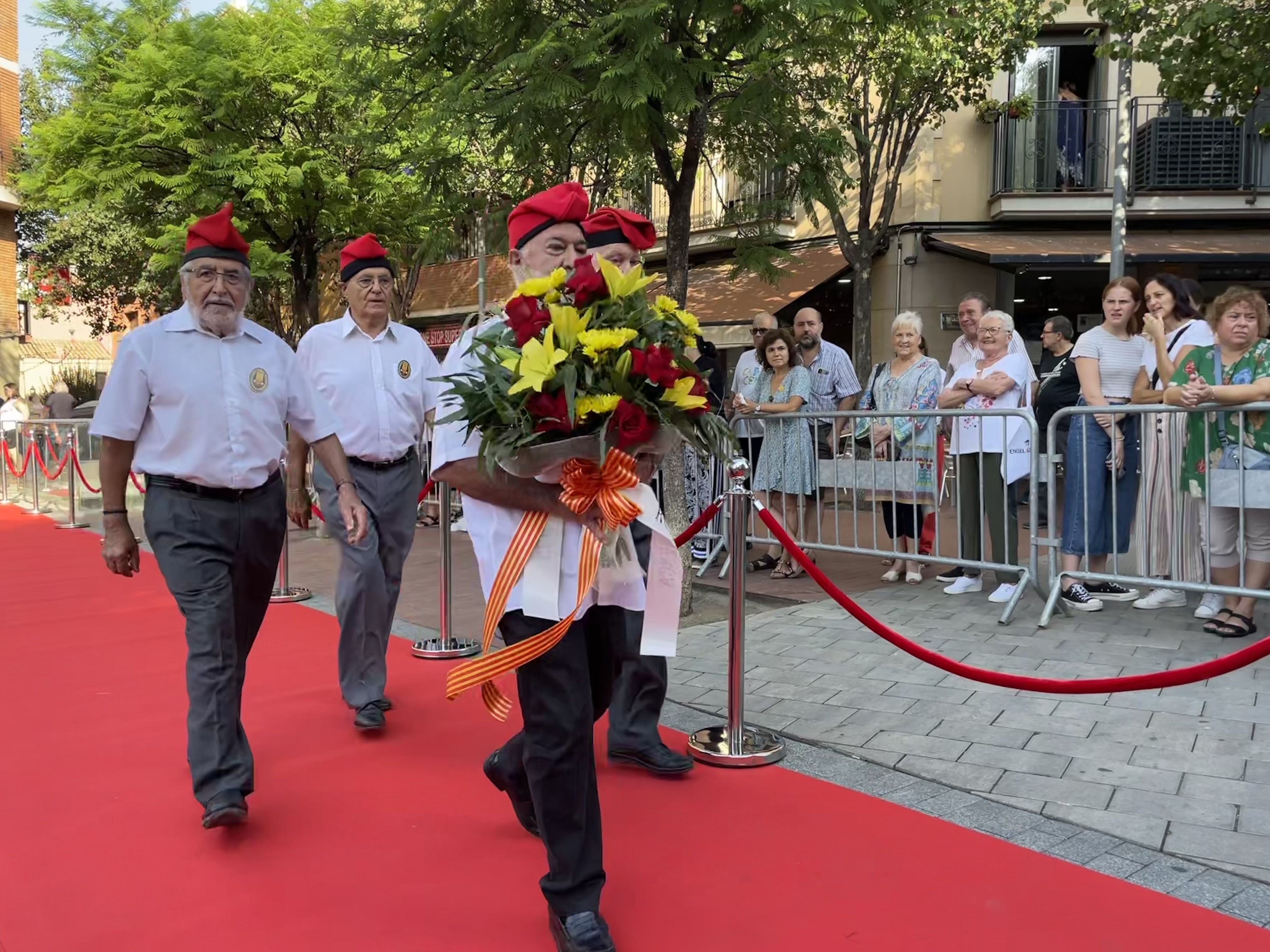 La ciutat ha viscut el tradicional acte institucional a la plaça de l'Onze de Setembre. FOTO: Arnau Martínez