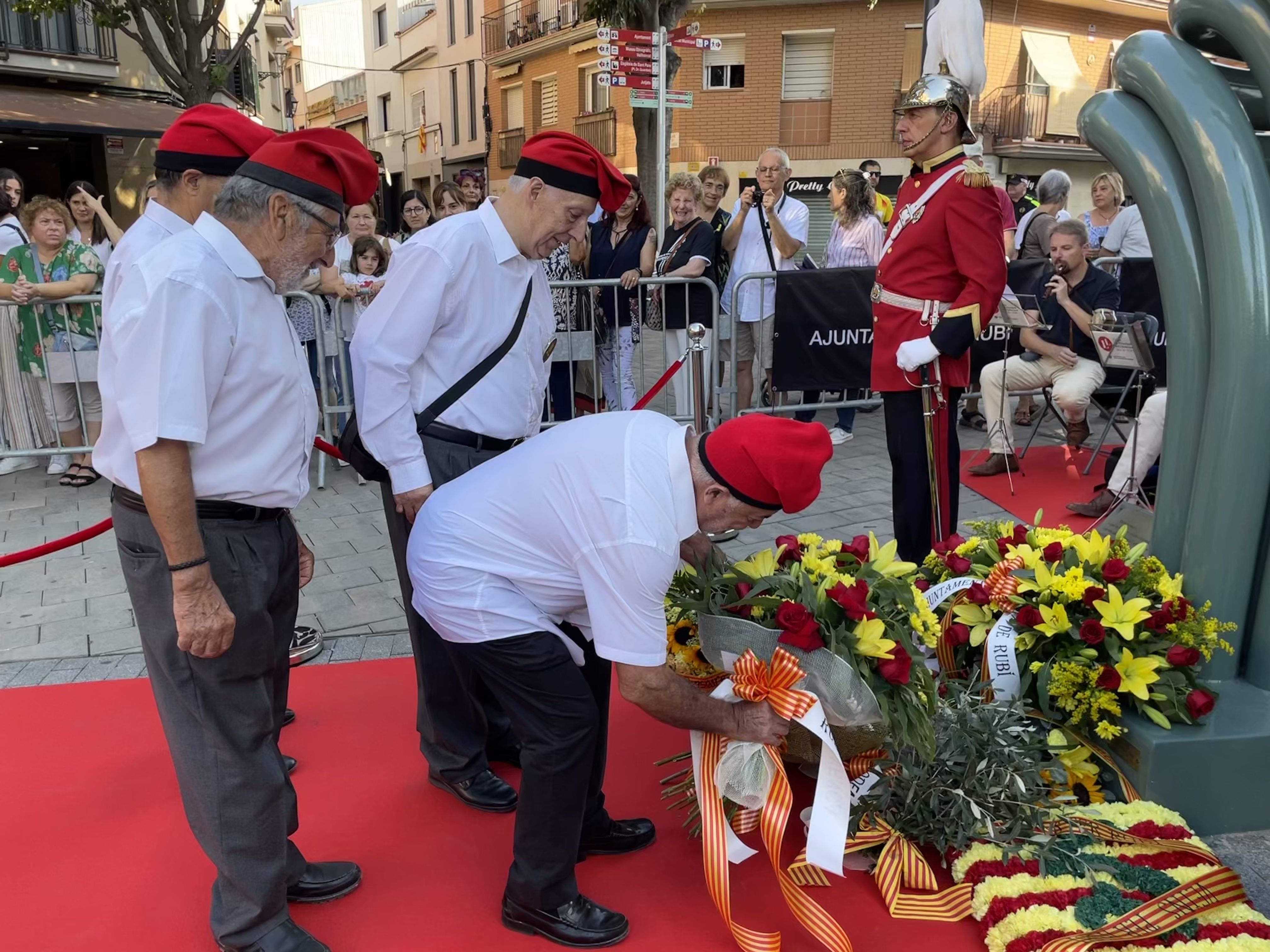 La ciutat ha viscut el tradicional acte institucional a la plaça de l'Onze de Setembre. FOTO: Arnau Martínez