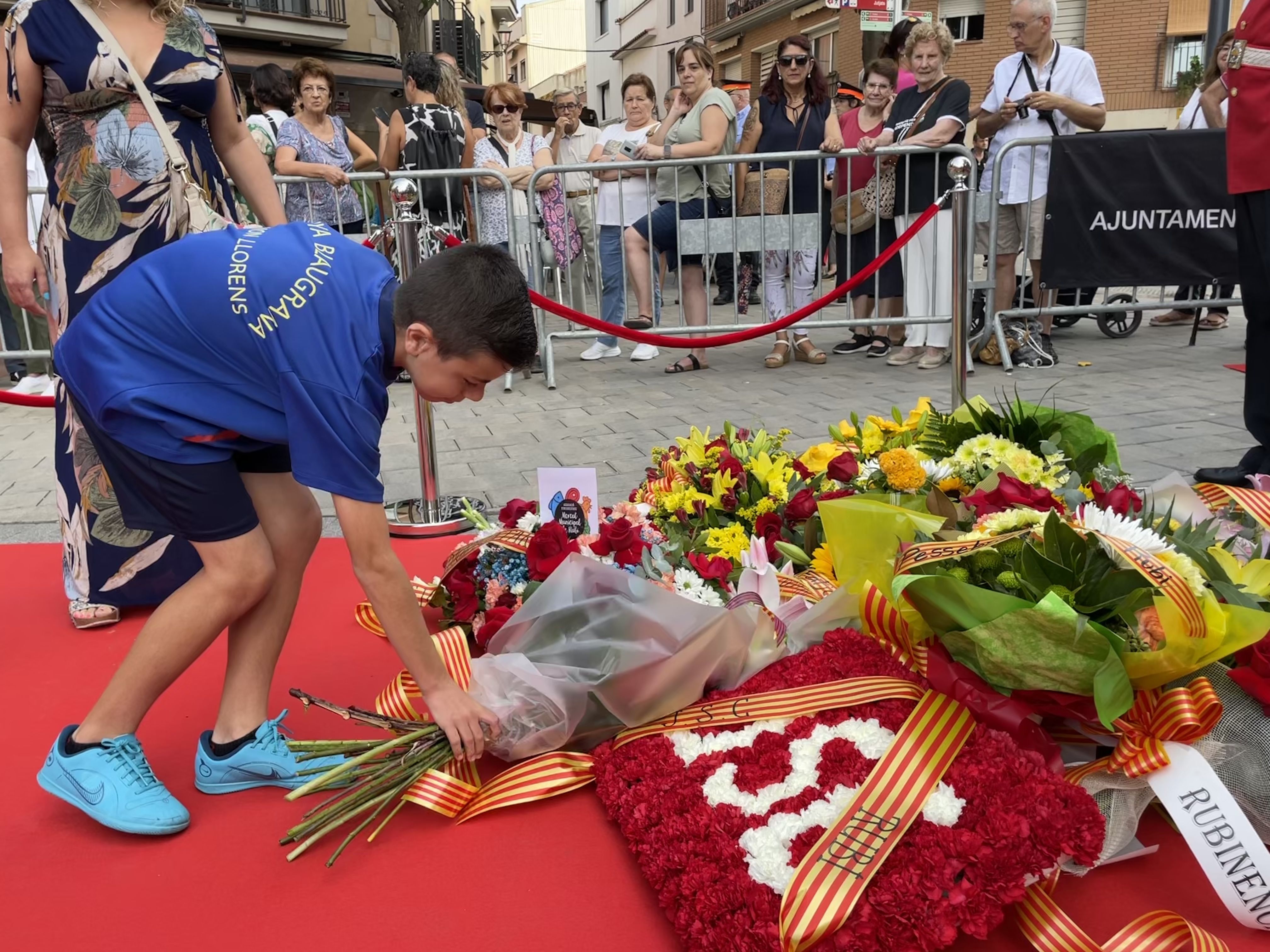 La ciutat ha viscut el tradicional acte institucional a la plaça de l'Onze de Setembre. FOTO: Arnau Martínez