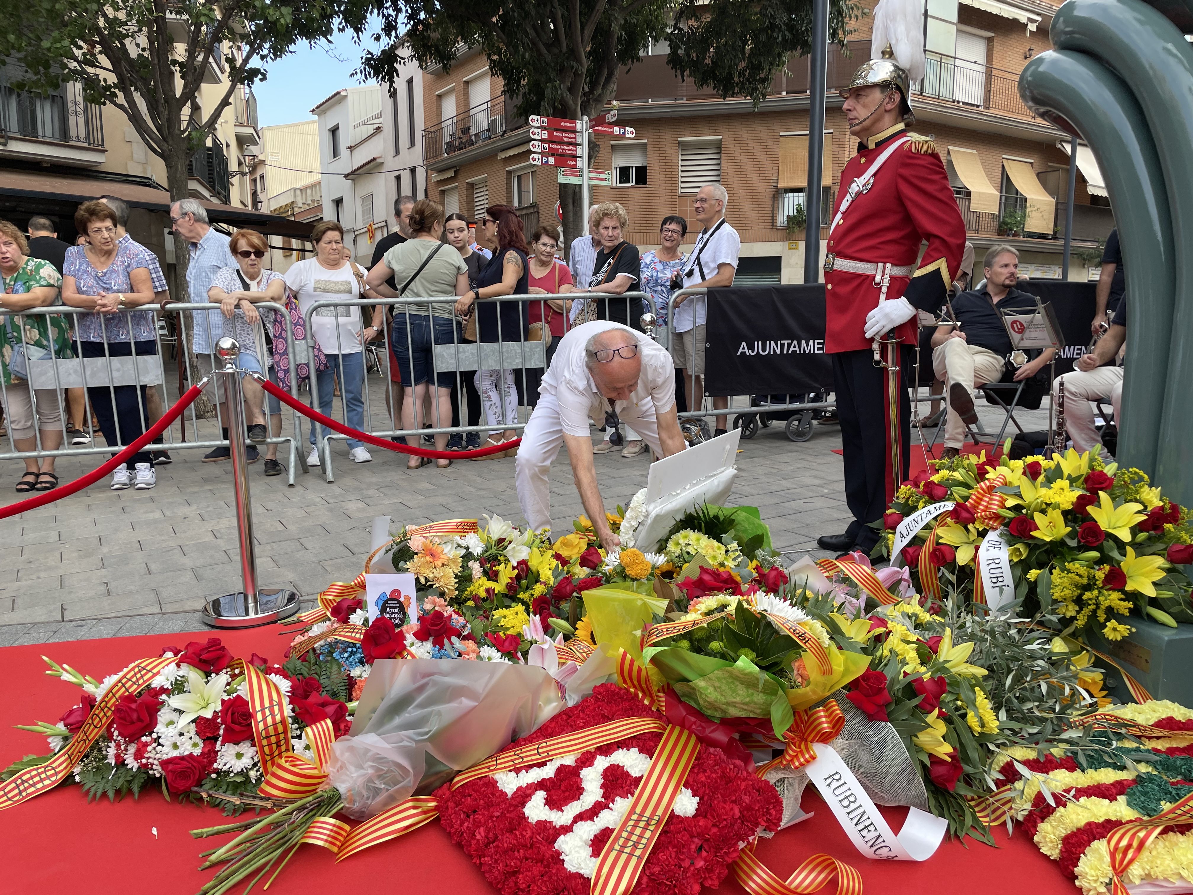 La ciutat ha viscut el tradicional acte institucional a la plaça de l'Onze de Setembre. FOTO: Arnau Martínez