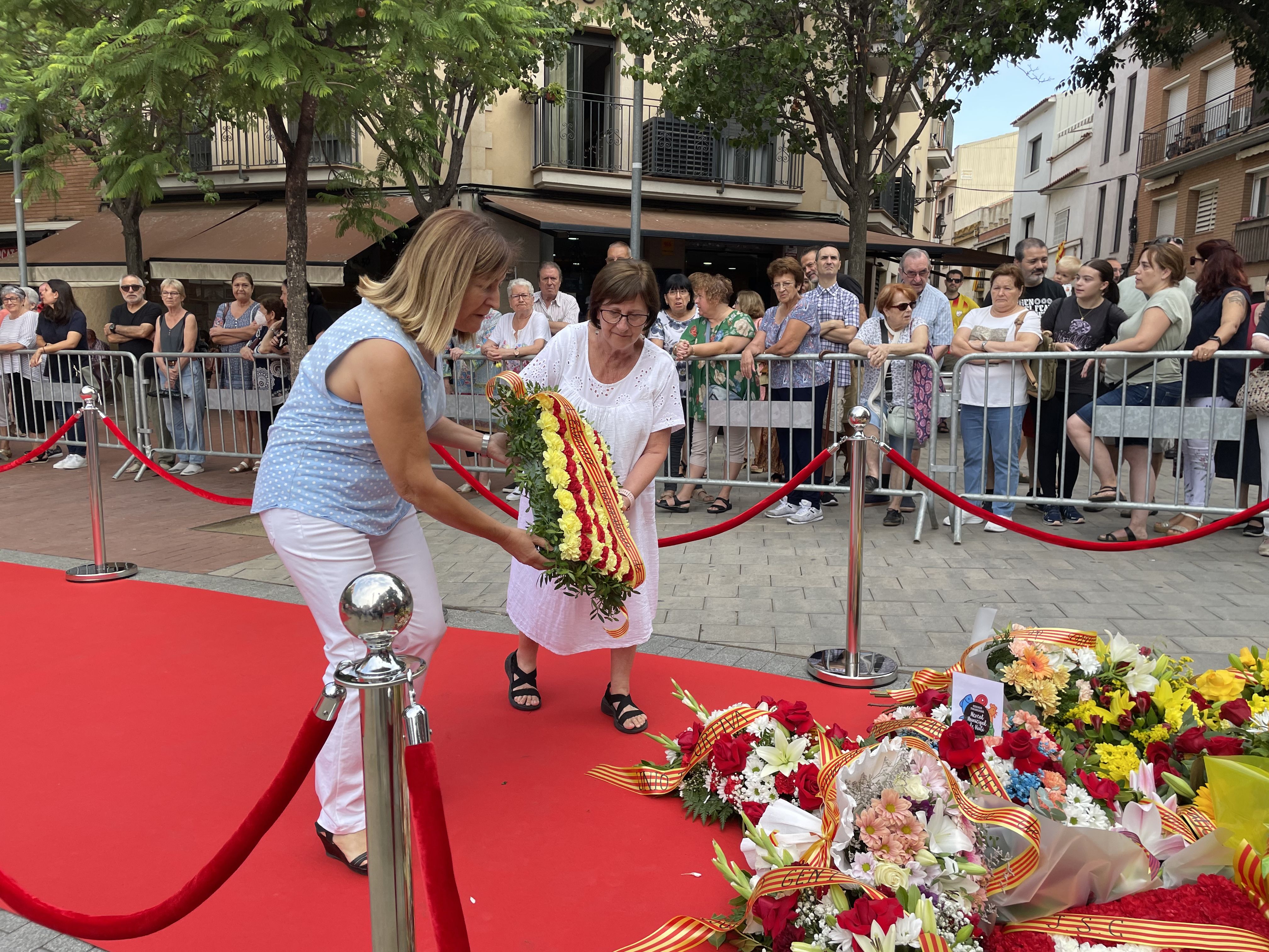 La ciutat ha viscut el tradicional acte institucional a la plaça de l'Onze de Setembre. FOTO: Arnau Martínez