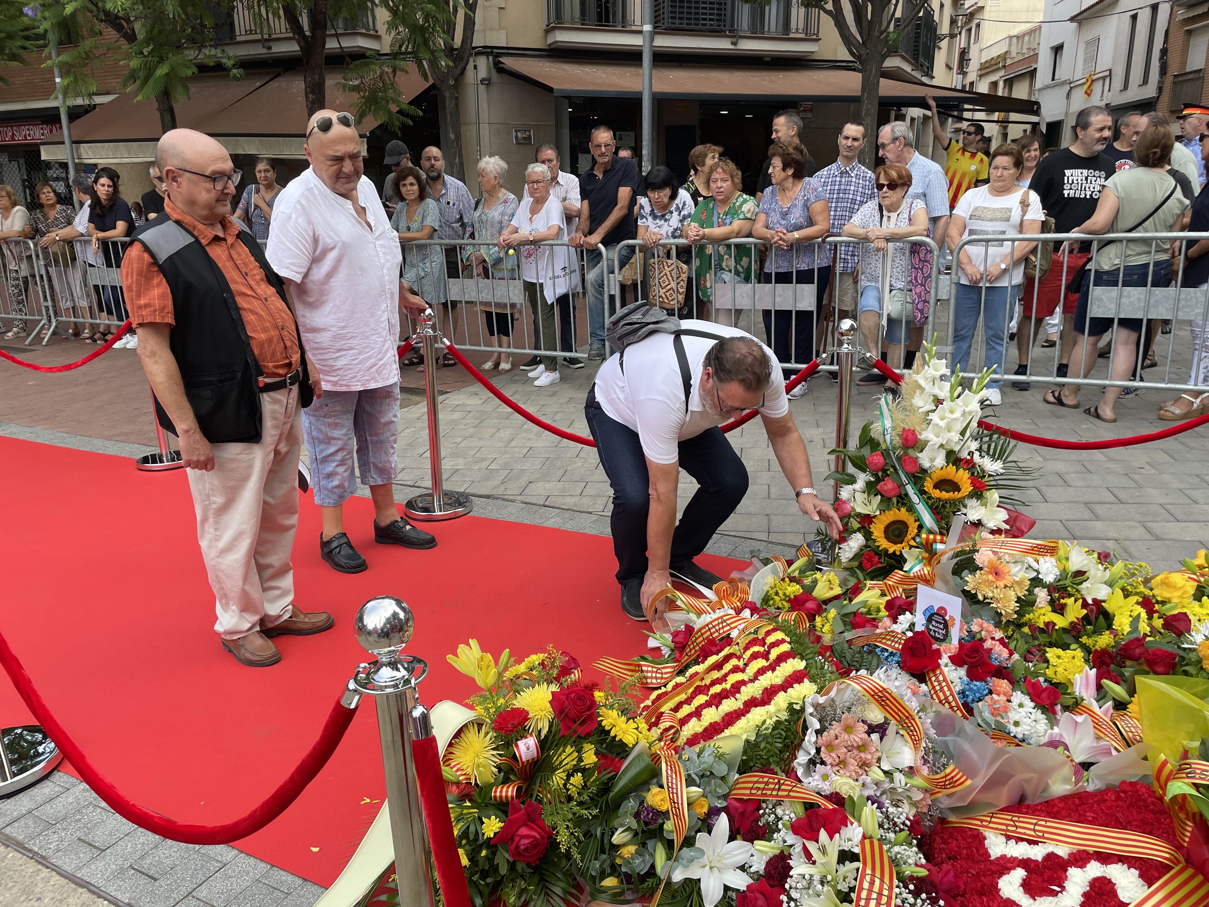 La ciutat ha viscut el tradicional acte institucional a la plaça de l'Onze de Setembre. FOTO: Arnau Martínez