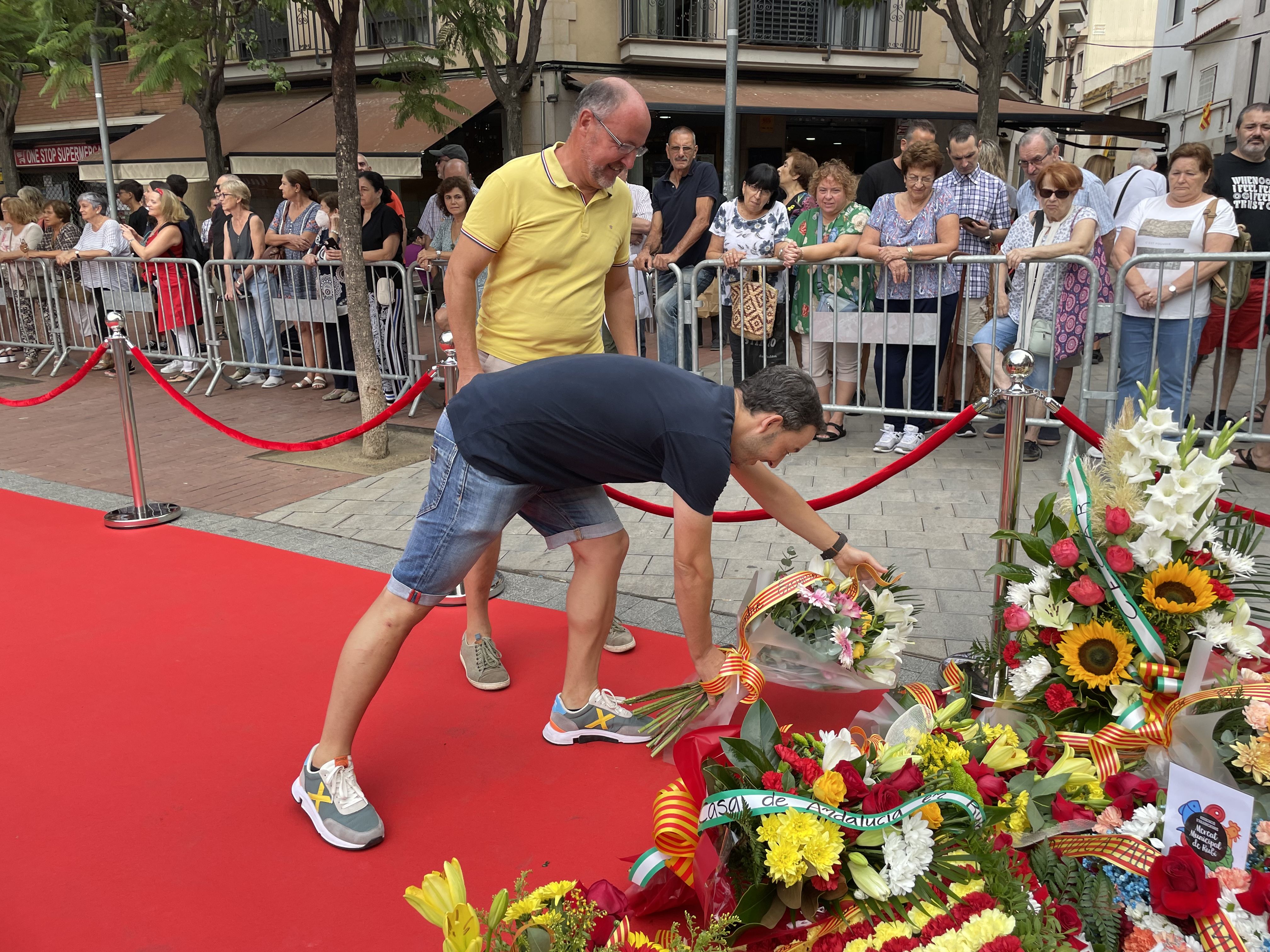 La ciutat ha viscut el tradicional acte institucional a la plaça de l'Onze de Setembre. FOTO: Arnau Martínez