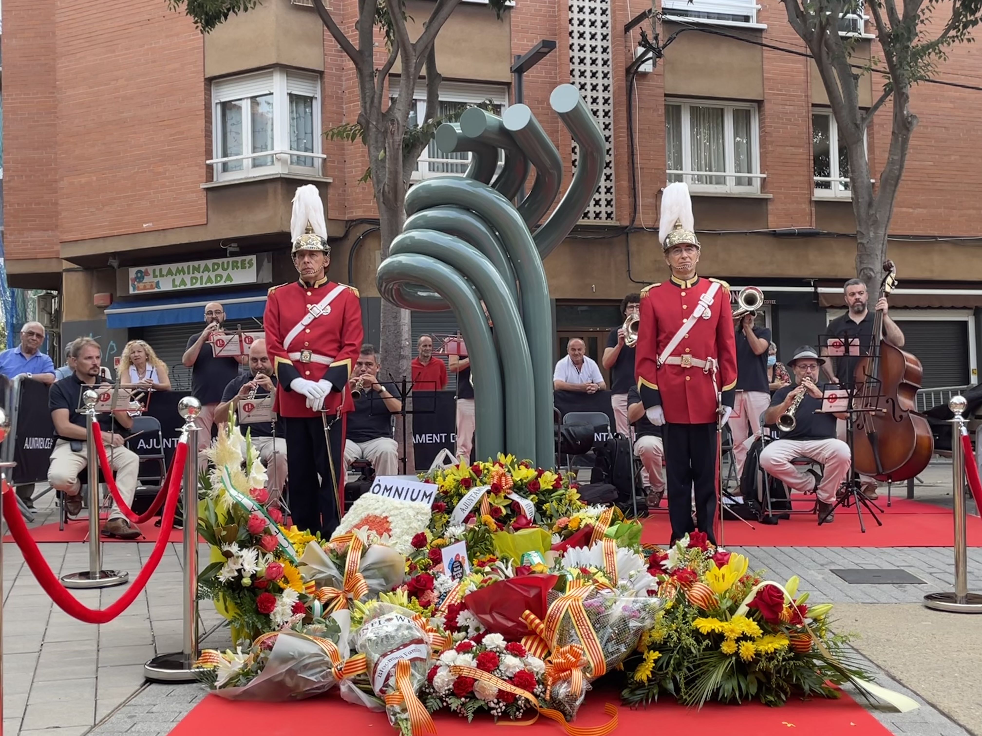 La ciutat ha viscut el tradicional acte institucional a la plaça de l'Onze de Setembre. FOTO: Arnau Martínez