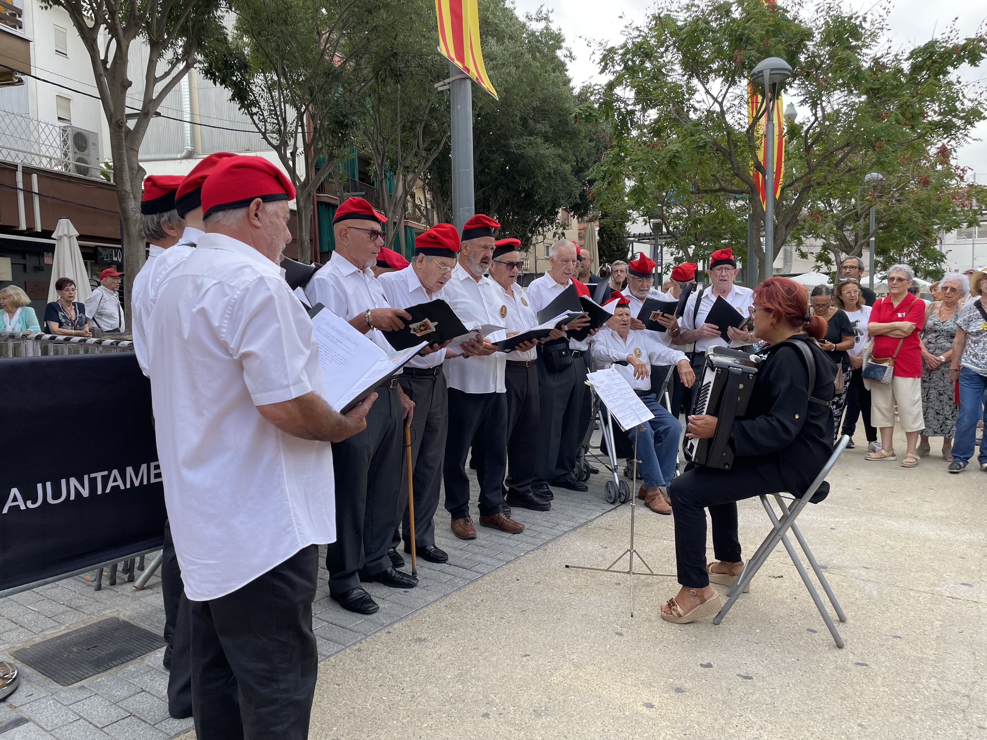 La ciutat ha viscut el tradicional acte institucional a la plaça de l'Onze de Setembre. FOTO: Arnau Martínez