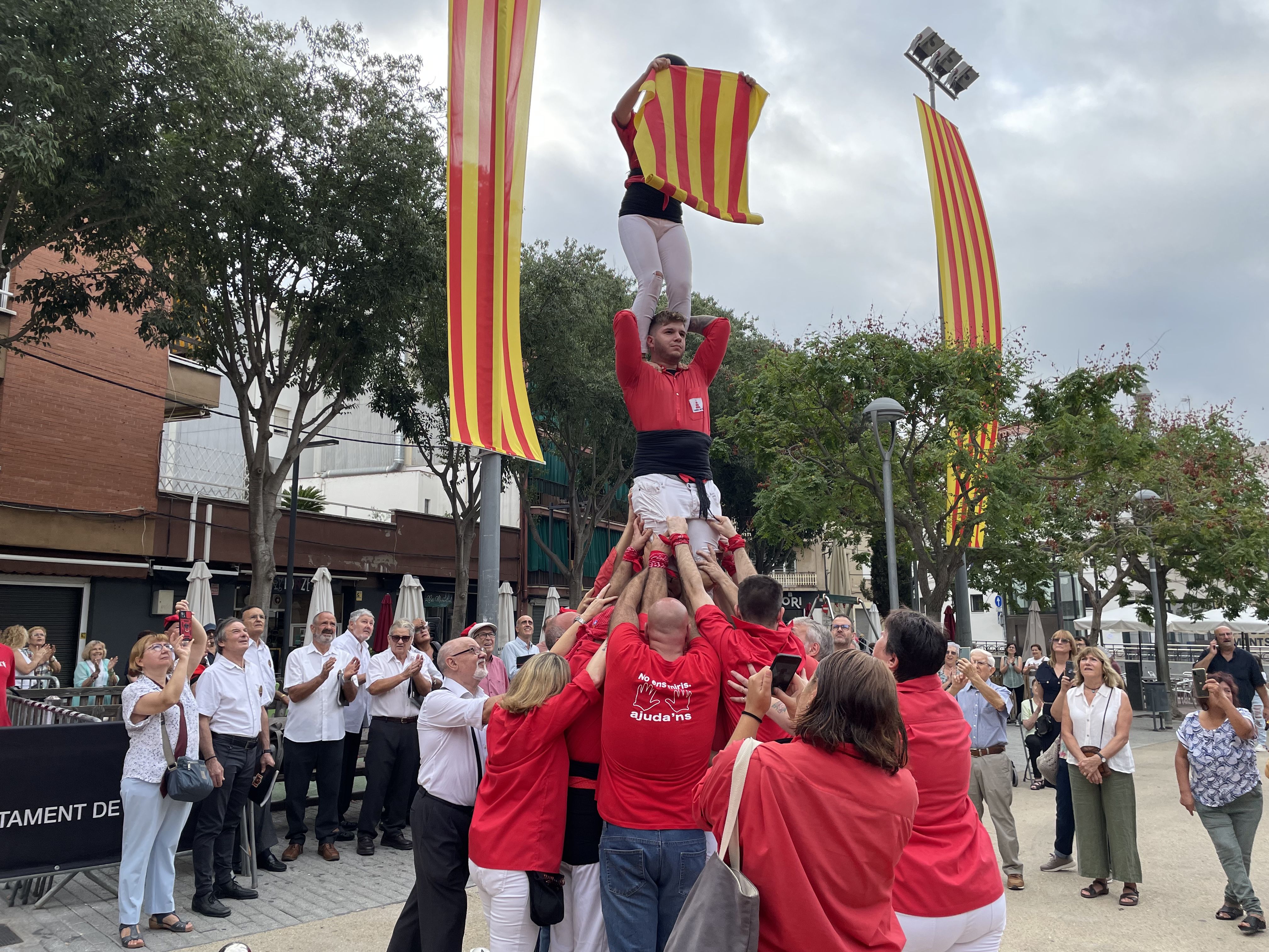 La ciutat ha viscut el tradicional acte institucional a la plaça de l'Onze de Setembre. FOTO: Arnau Martínez