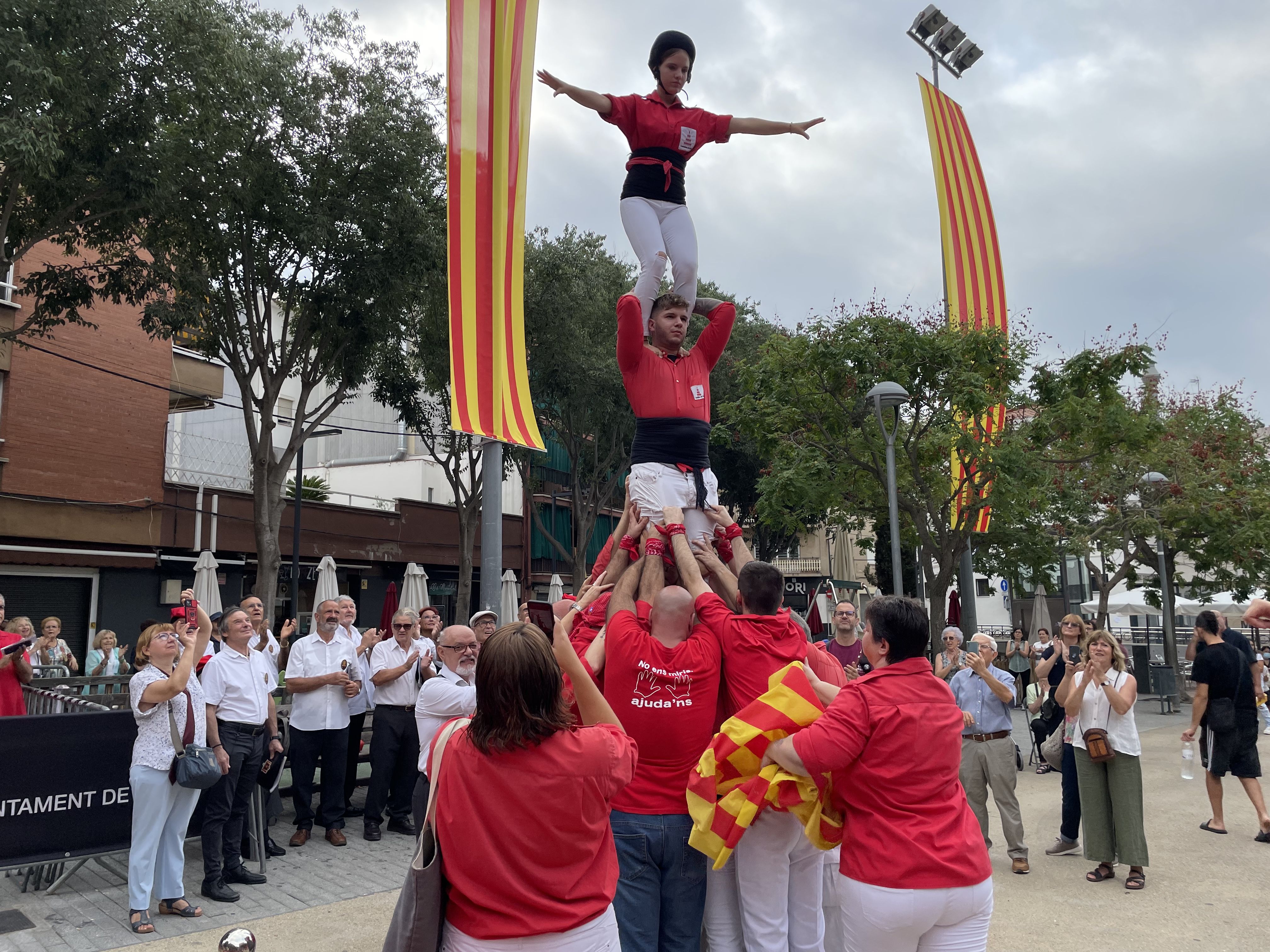 La ciutat ha viscut el tradicional acte institucional a la plaça de l'Onze de Setembre. FOTO: Arnau Martínez