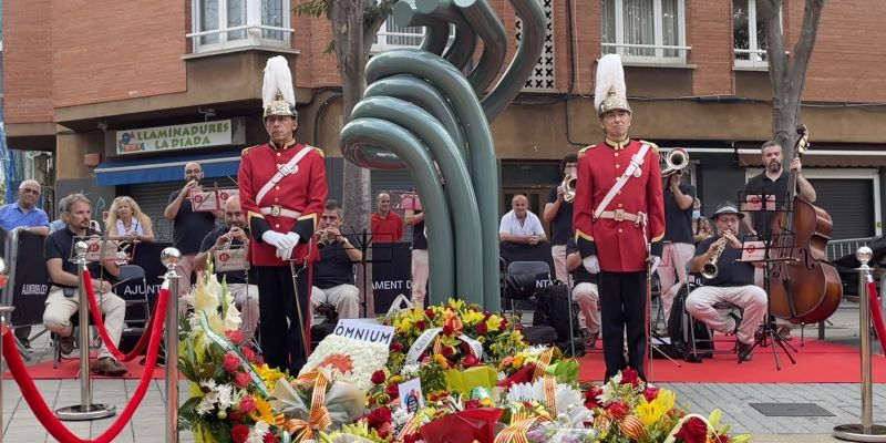 Així ha quedat l'escultura Dempeus després de l'ofrena floral. FOTO: Arnau Martínez