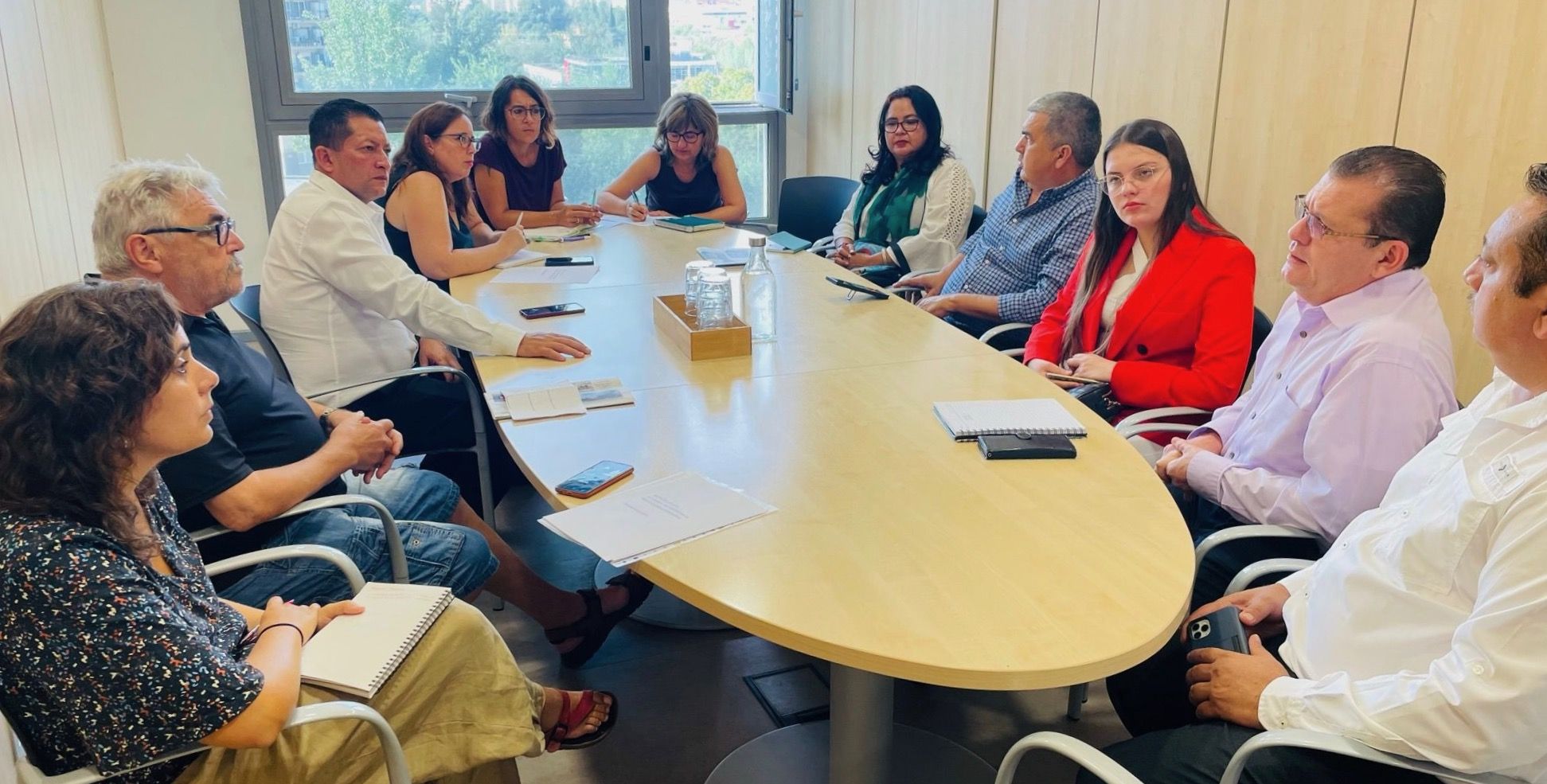 Un moment de la reunió entre les autoritats d'Hondures i les regidores d'Habitatge i Cooperació Internacional de Rubí. FOTO: Cedida