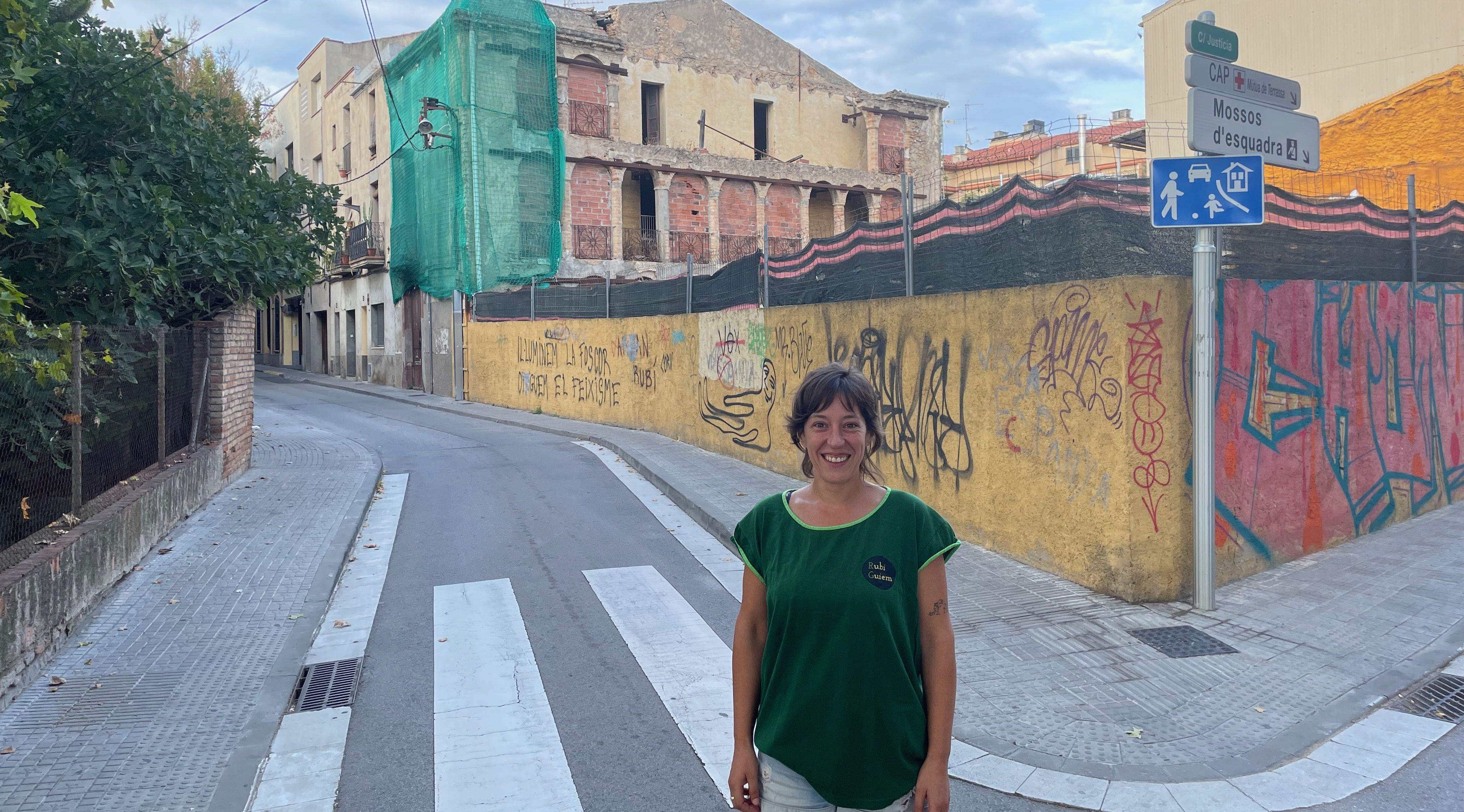 La Natàlia Giménez, amb Cal Corrons de fons. FOTO: NHS La Natàlia Giménez, amb Cal Corrons de fons. FOTO: NHS