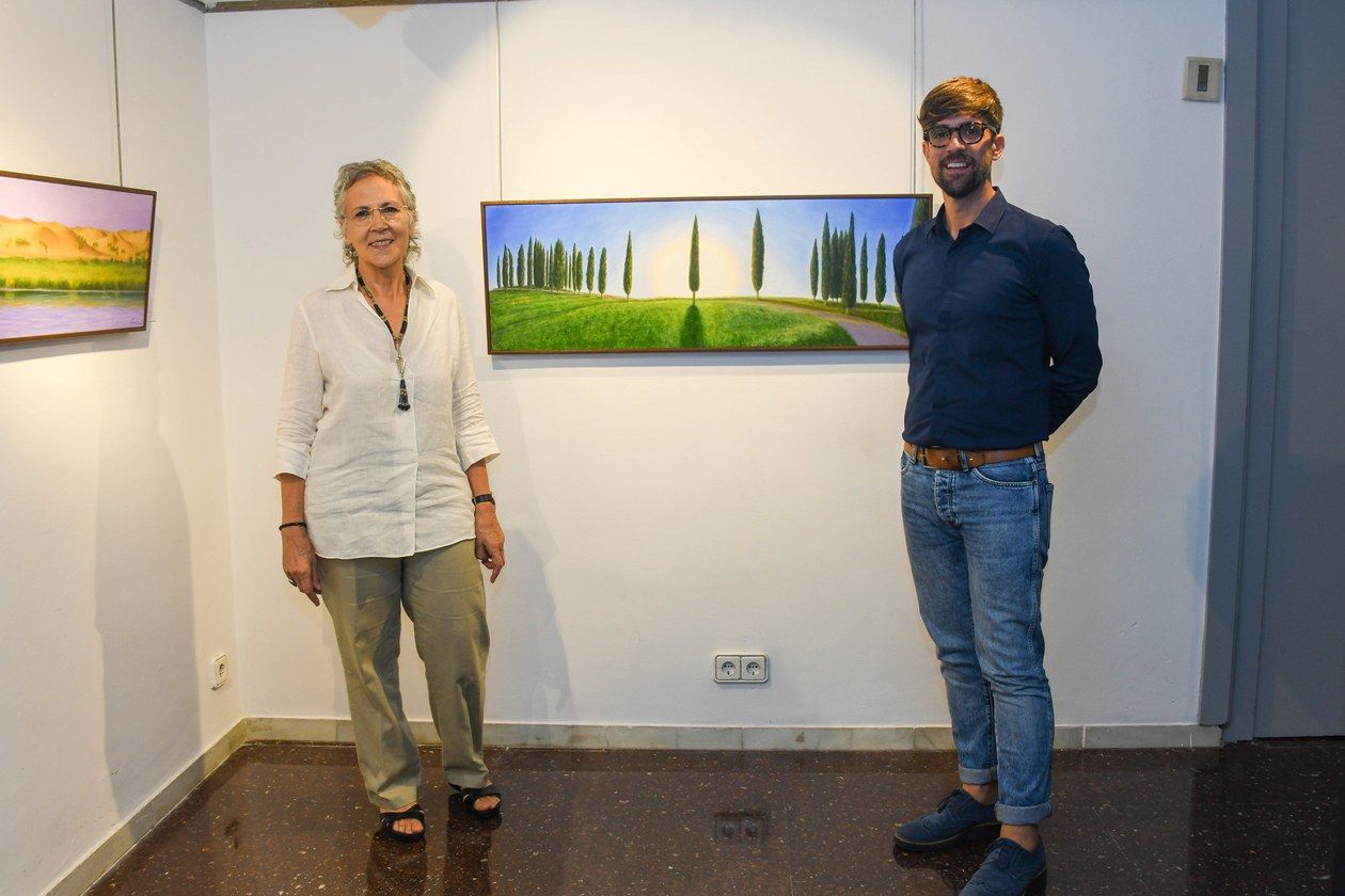 L'artista rubinenca Carme Llop i el regidor de Cultura, Moisés Rodríguez,  davant del quadre dedicat a Rubí. FOTO: Ajuntament de Rubí – Localpres L'artista rubinenca Carme Llop i el regidor de Cultura, Moisés Rodríguez,  davant del quadre dedicat a Rubí. FOTO: Ajuntament de Rubí – Localpres