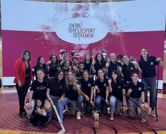 L'equip femení del Cent Patins a l'acte de Tarragona, amb Laura Vilagrà, consellera de Presidència de la Generalitat. FOTO: Cedida