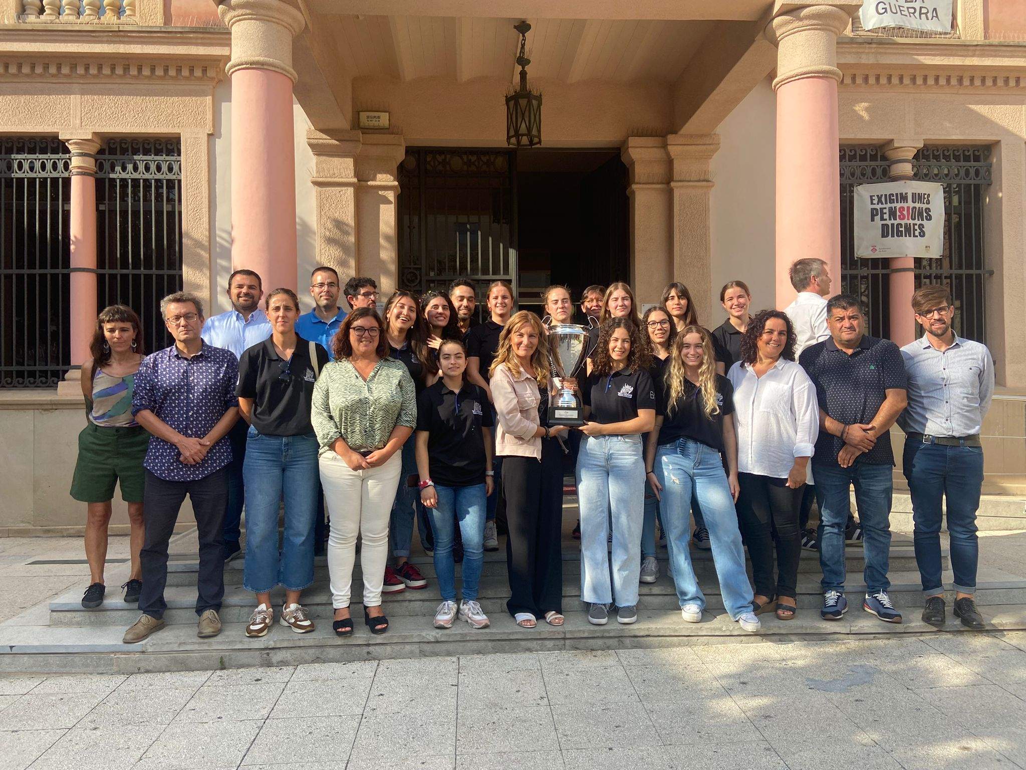 Les jugadores del Cent Patins amb representants institucionals a l'Ajuntament de Rubí. FOTO: Ràdio Rubí