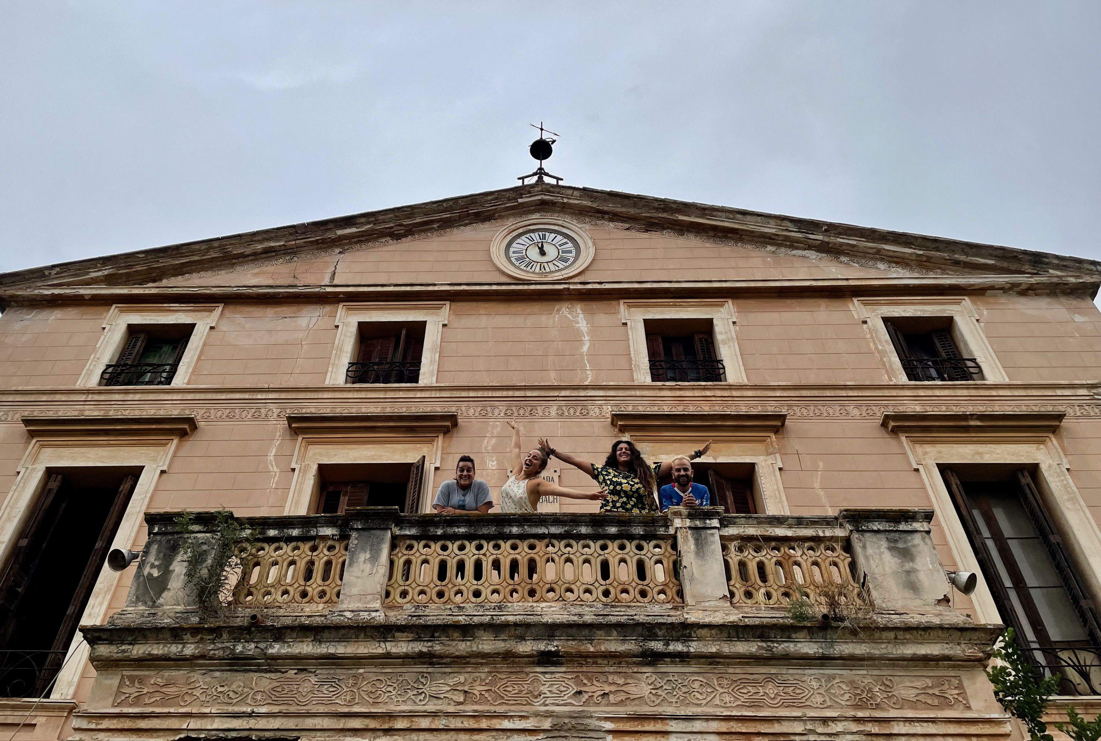 Els joves masovers al balcó principal de la masia de Can Balasc. FOTO: NHS