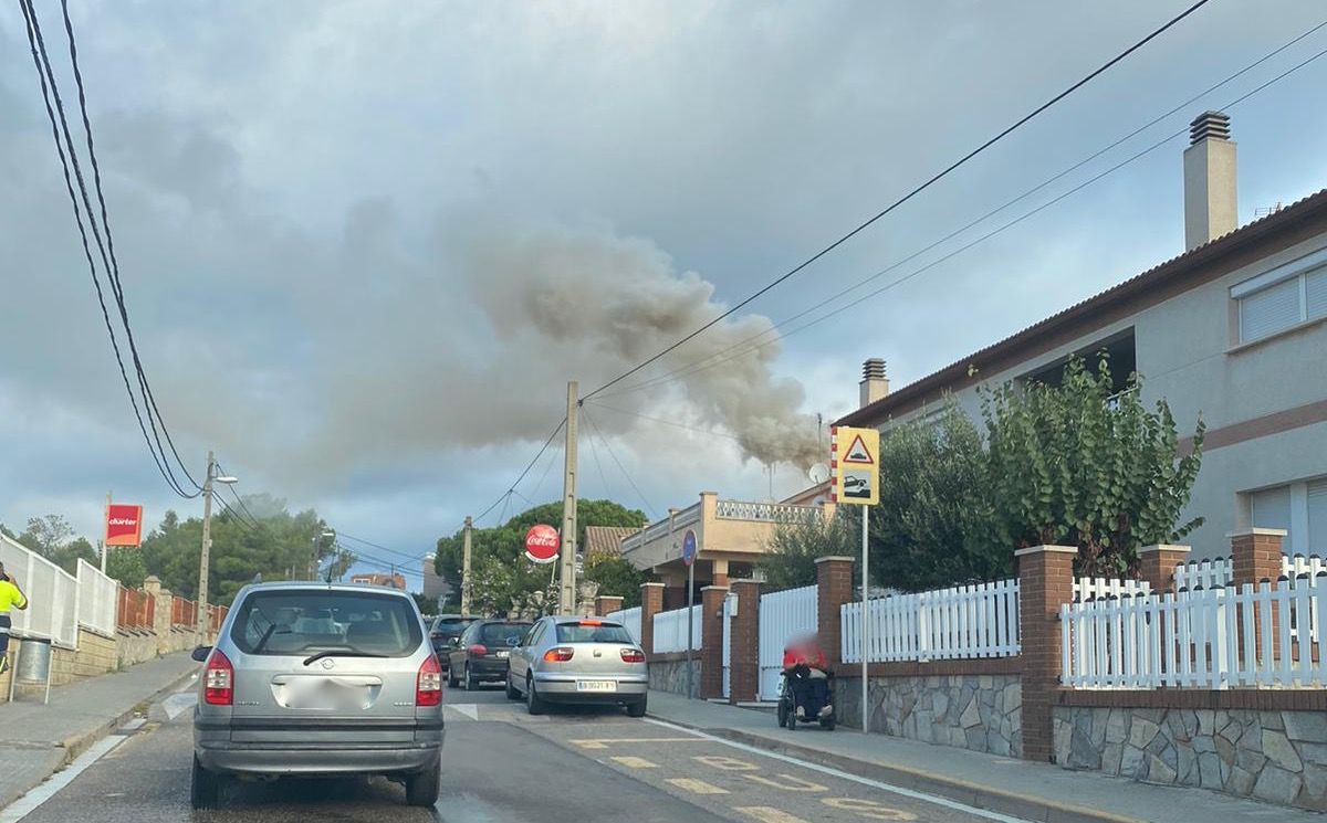 Columna de fum provocada per l'incendi que es veia des de l'avinguda de Castellnou. FOTO: Cedida