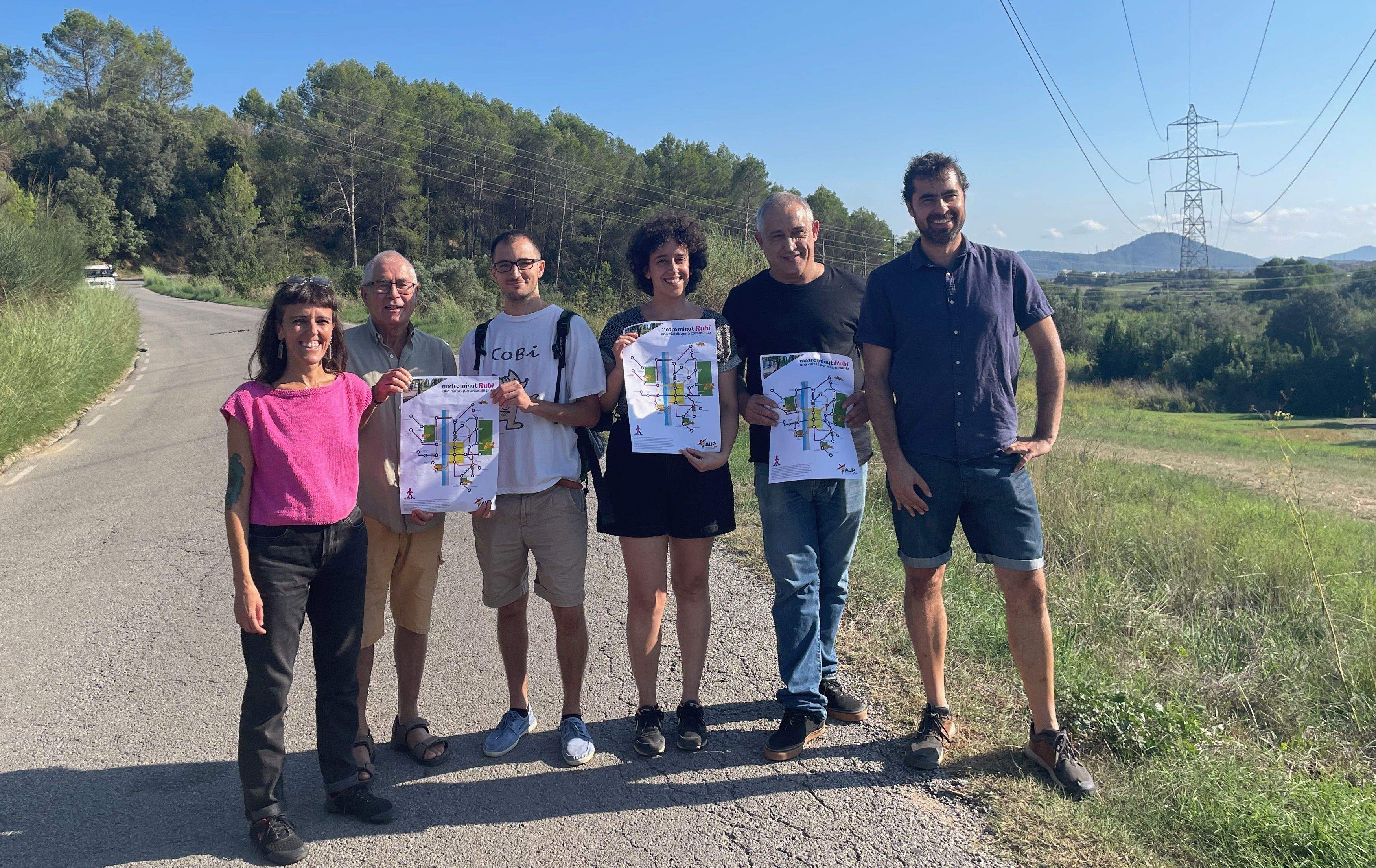 Membres de l'AUP amb el mapa de les distàncies a peu a la ciutat que han dissenyat. FOTO: NHS