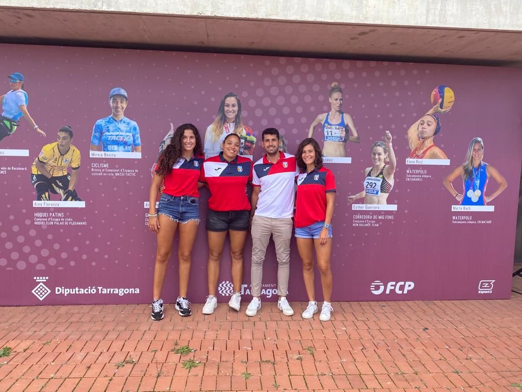 Les waterpolistes del CN Rubí, Elia Jiménez, Claudia Moreno i Maria Sampaio van assistir a l'acte "Entre totes, tot", a Tarragona. FOTO: Cedida