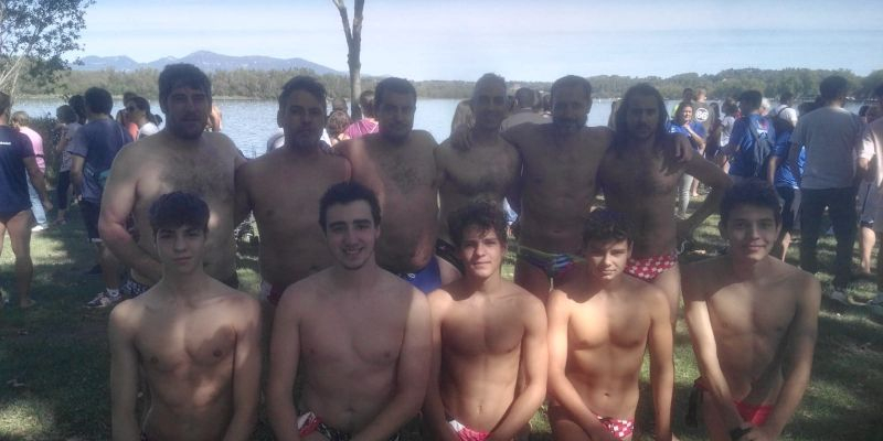 14 nedadors del CN Rubí van participar a la travessia de l'estany de Banyoles. FOTO: CN Rubí