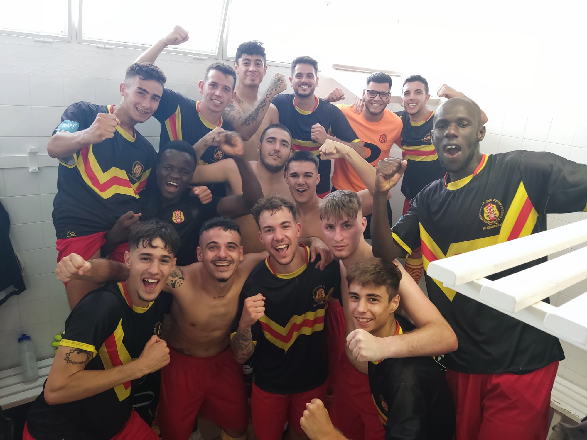 Els jugadors del Veinti celebren la seva primera victòria de la lliga. FOTO: Cedida