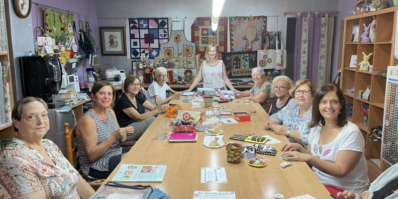 La Mercè amb algunes de les seves alumnes. FOTO: NHS