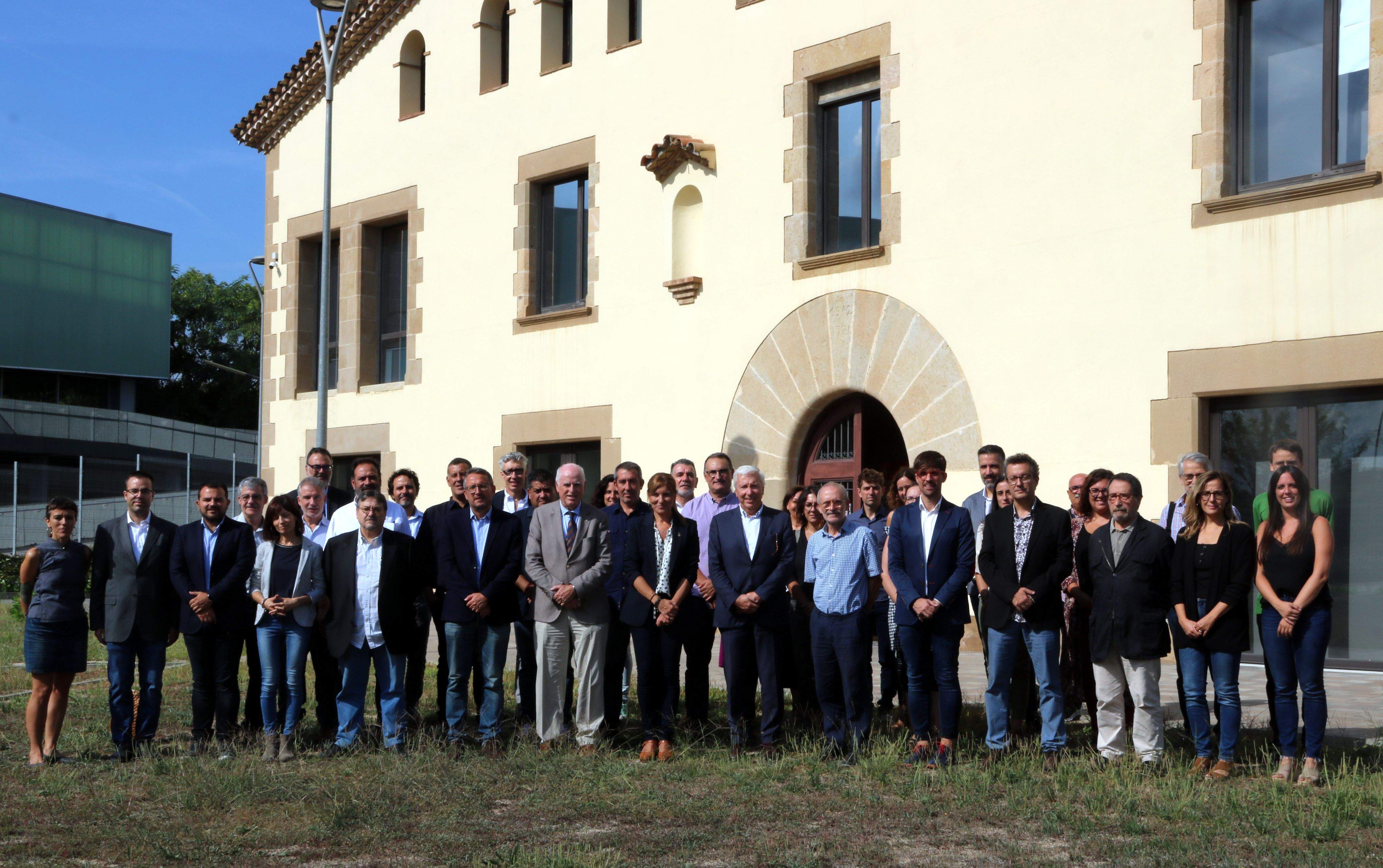 Foto de grup a la masia de Can Serra de Rubí. FOTO: Àlex Recolons (ACN)