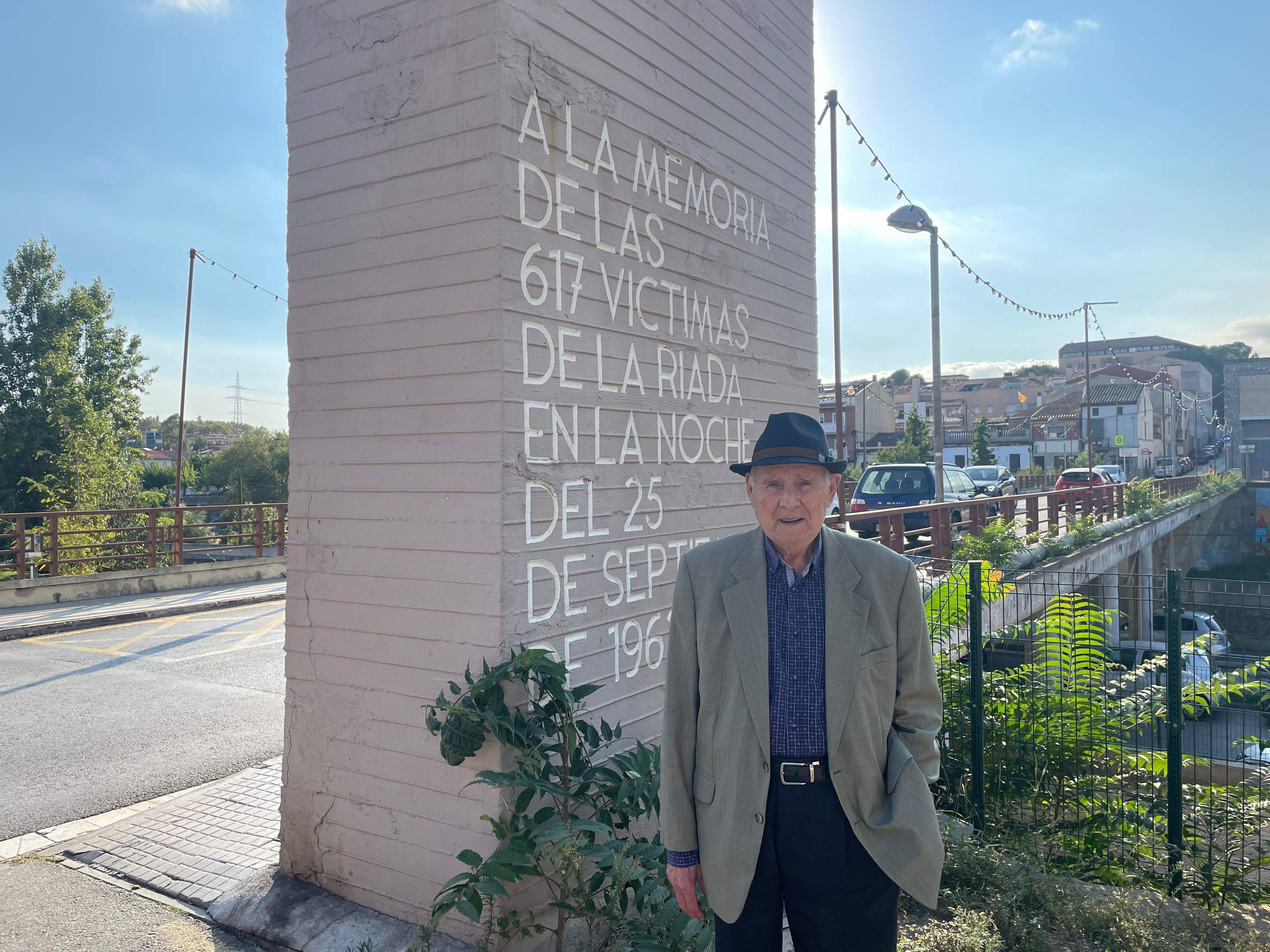 L'Albert Roma, al monument per les 617 víctimes de la rierada del 62 que hi ha a Rubí. FOTO: NHS L'Albert Roma, al monument per les 617 víctimes de la rierada del 62 que hi ha a Rubí. FOTO: NHS