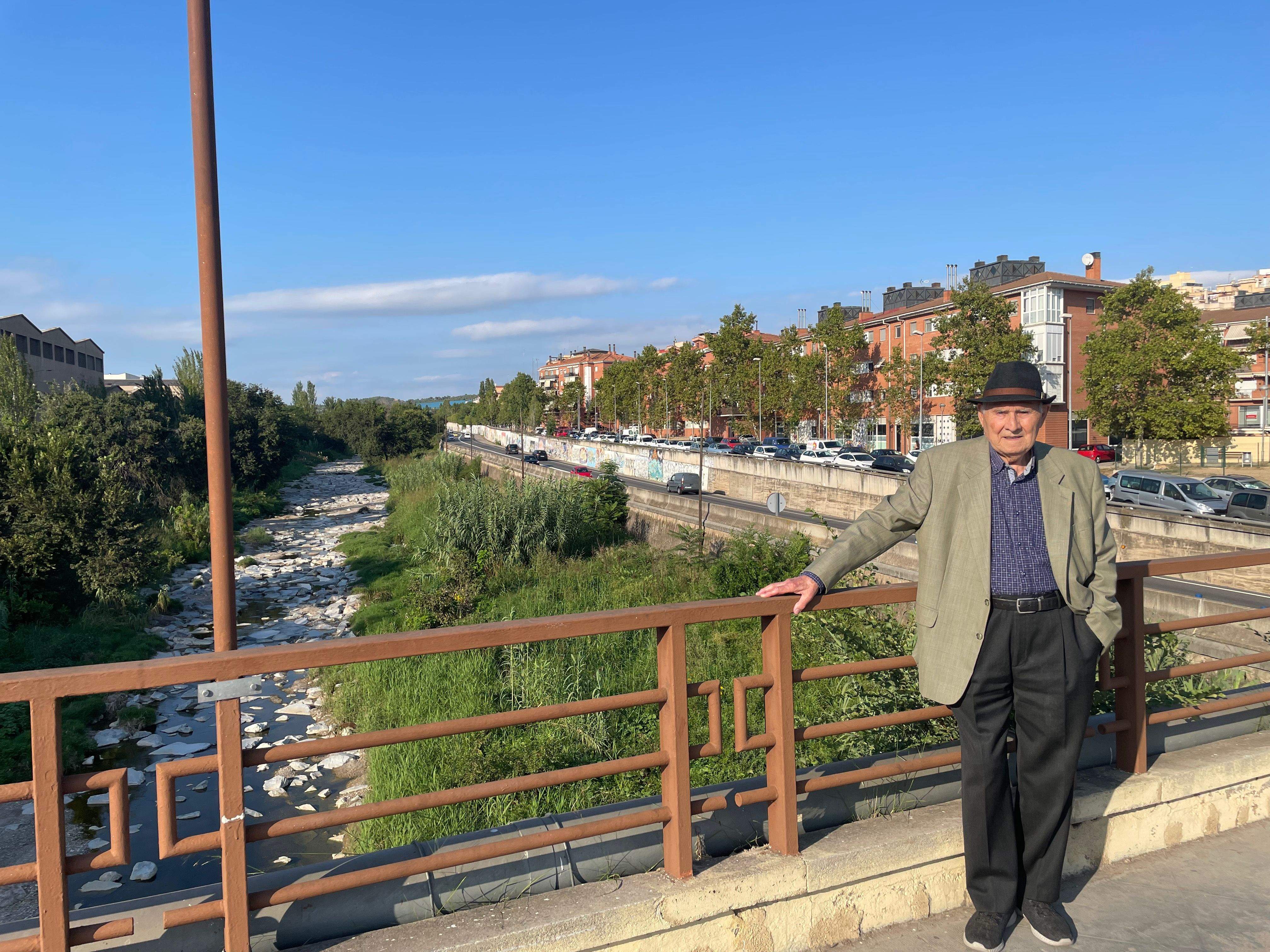 L'Albert Roma al pont del carrer Cadmo, que es va construir després de la rierada del 62. FOTO: NHS L'Albert Roma al pont del carrer Cadmo, que es va construir després de la rierada del 62. FOTO: NHS