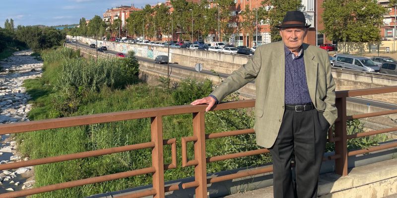 L'Albert Roma al pont del carrer Cadmo, que es va construir després de la rierada del 62. FOTO: NHS