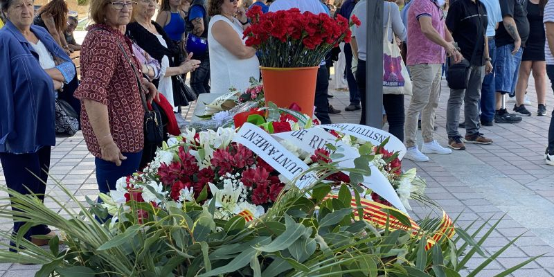 L'acte ha finalitzat amb la tradicional ofrena floral. FOTO: Arnau Martínez