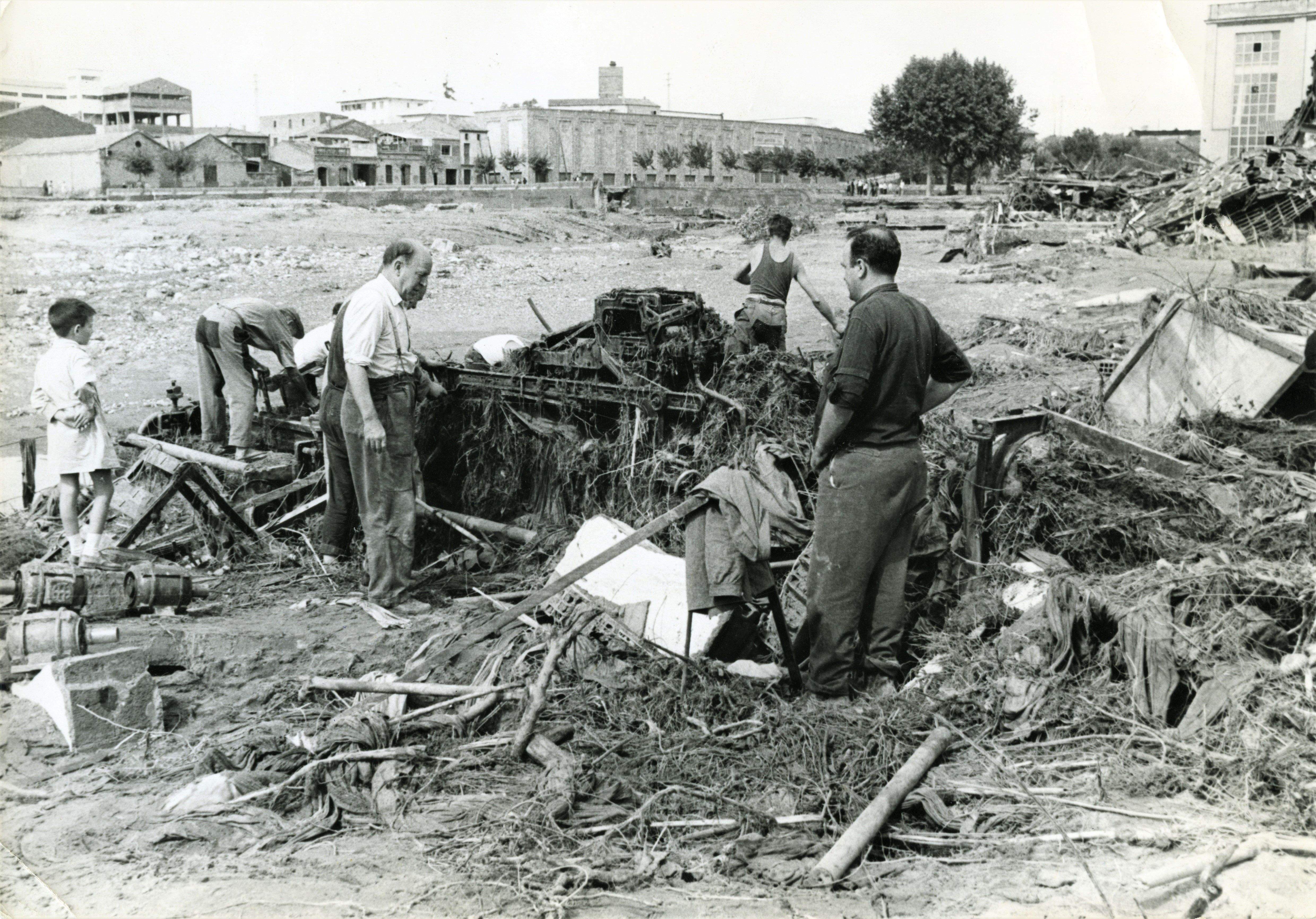 El dia després de la rierada del 62 a Rubí. Autoria desconeguda/Arxiu Fotogràfic de Barcelona. El dia després de la rierada del 62 a Rubí. Autoria desconeguda/Arxiu Fotogràfic de Barcelona.