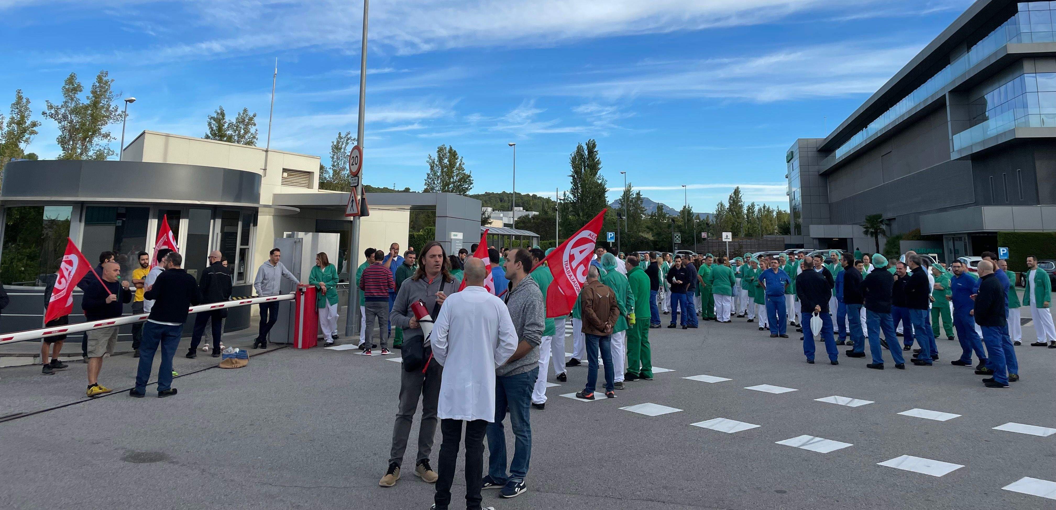 Concentració de treballadors de la planta de B Braun Medical, a Rubí. FOTO: NHS