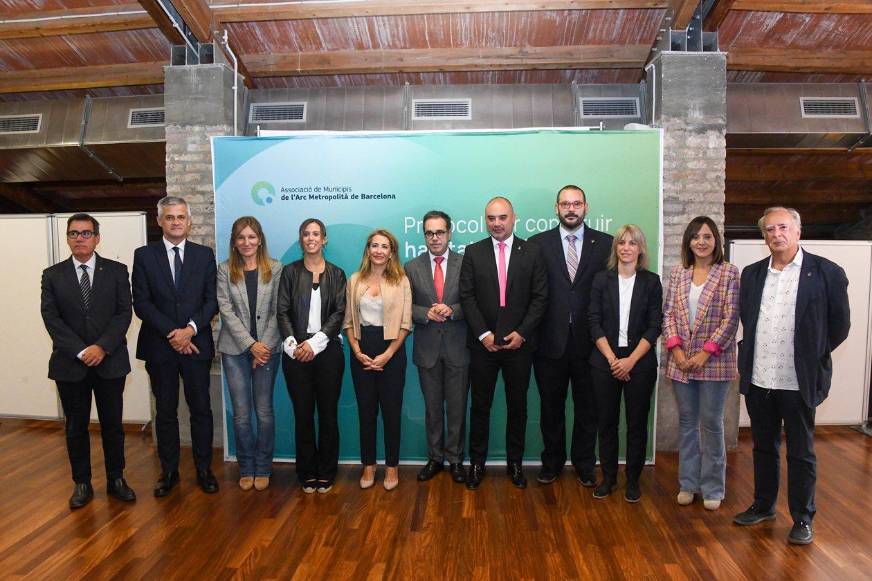 La ministra, el secretari i els integrants de l’ARC. FOTO: Ajuntament de Rubí – Localpres