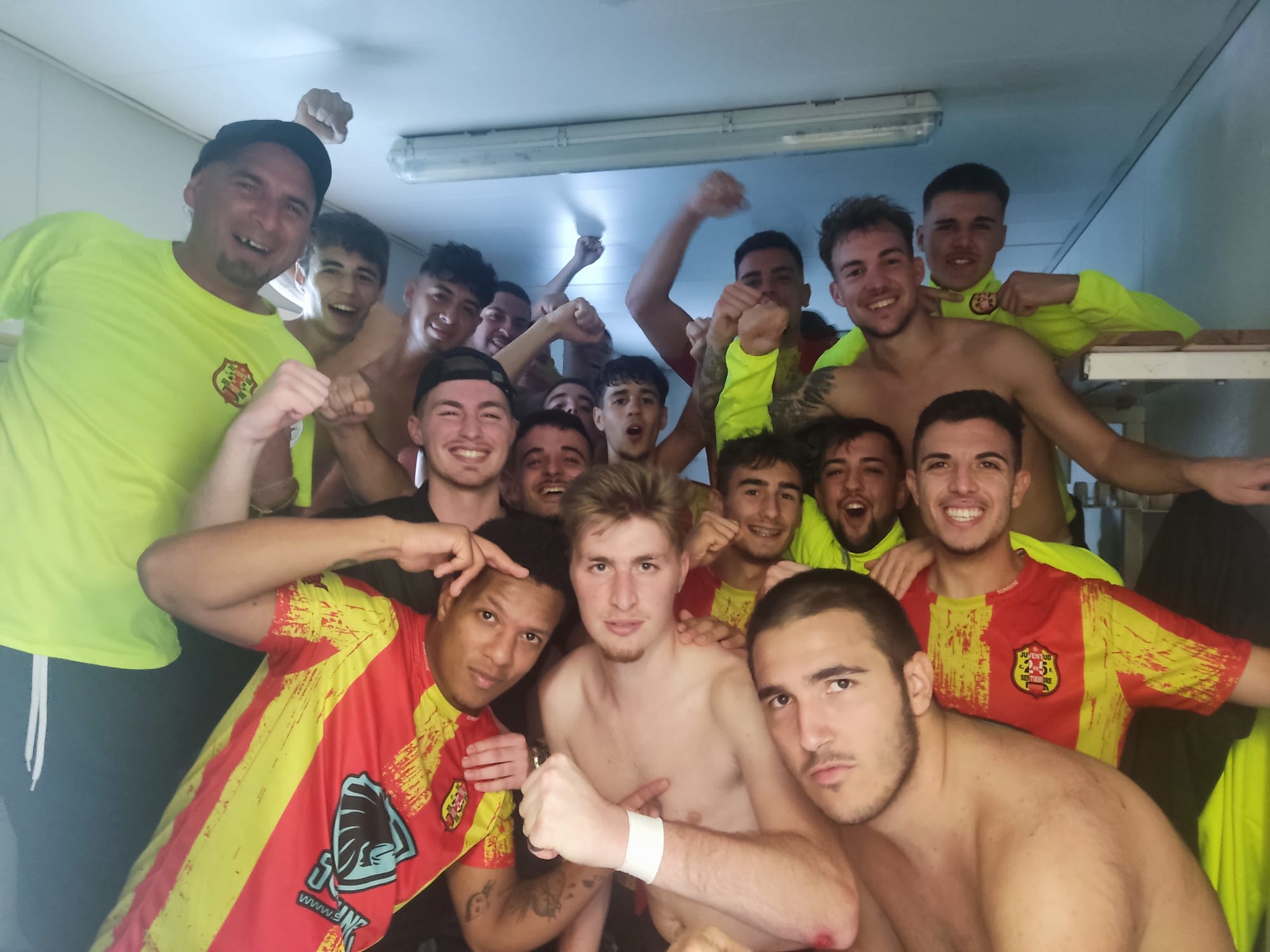 Jugadors del Veinti celebrant aquesta nova victòria. FOTO: Cedida