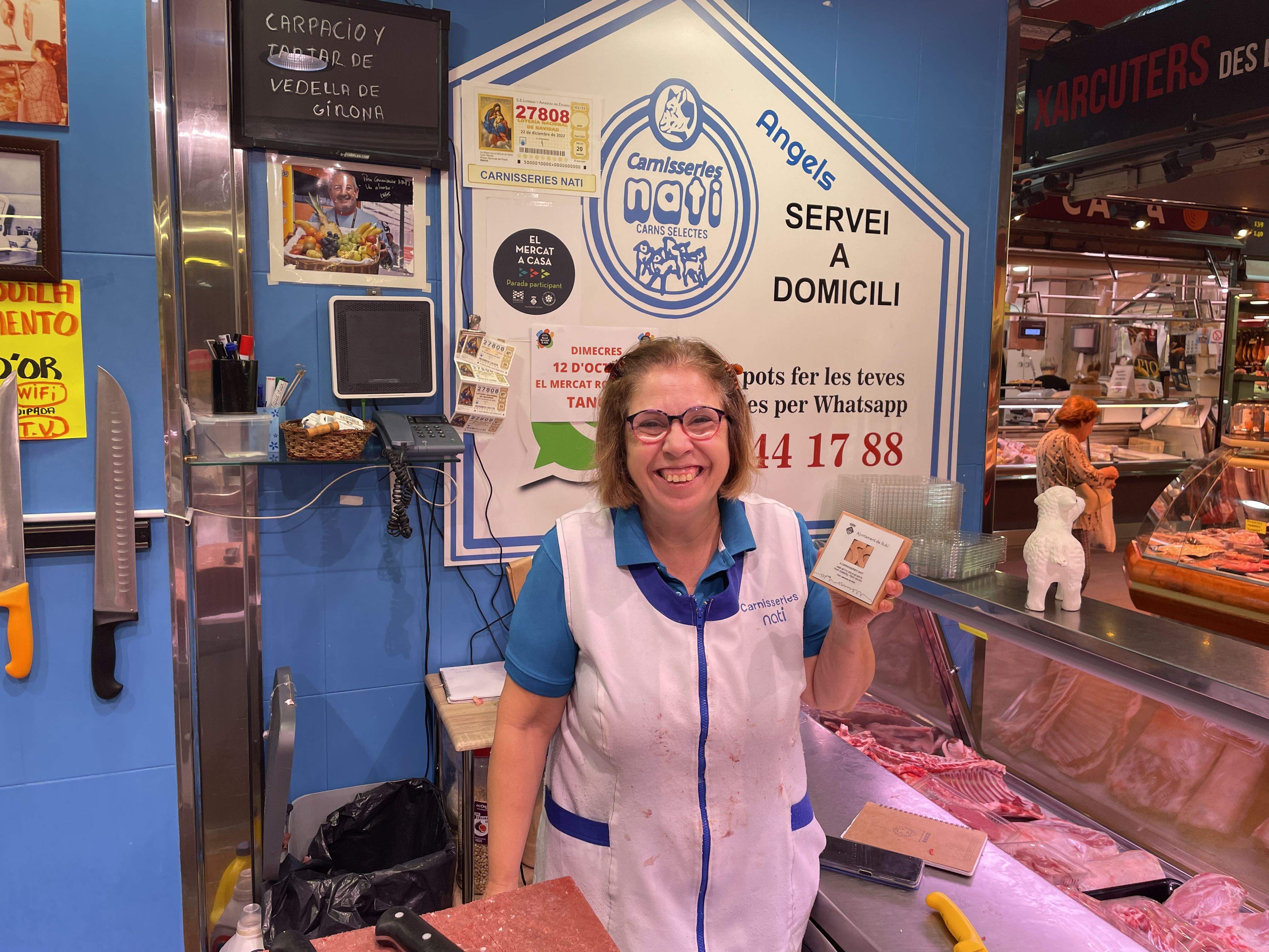 L'Àngels, al mostrador de la parada de Carnisseries Nati que té al Mercat de Rubí. FOTO: Redacció