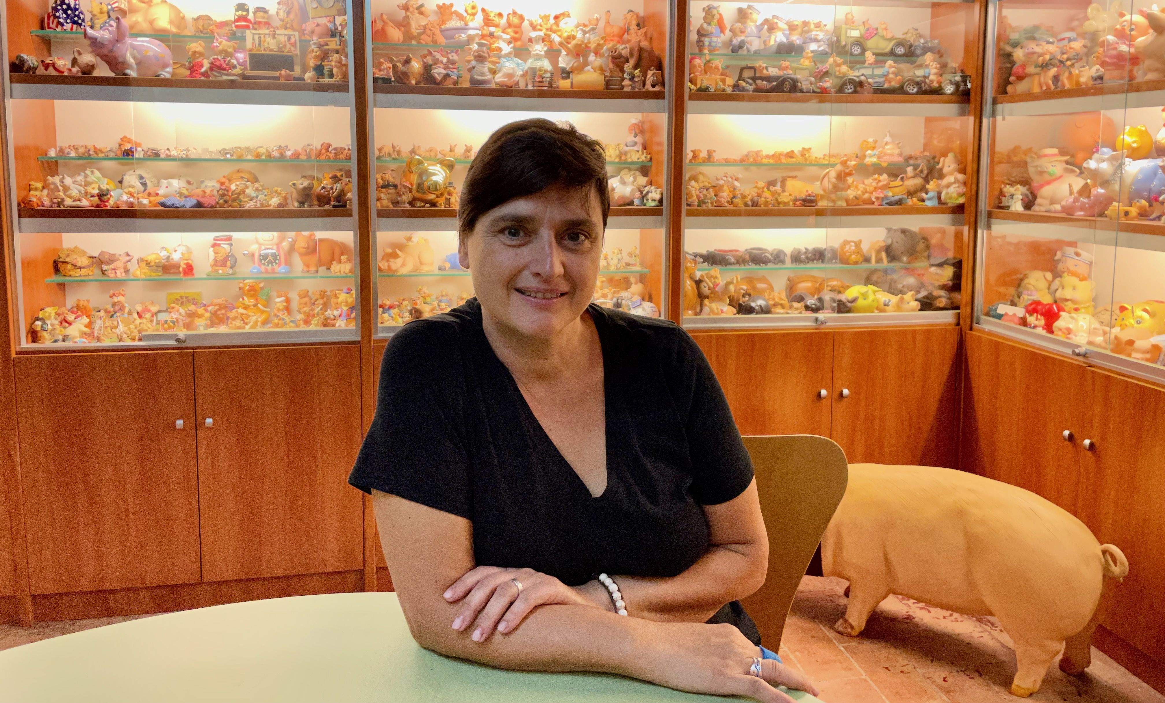 Núria Aluju Ferrer, a la sala on hi ha col·lecció de més de 2.000 figures de porquets, dalt de la botiga de l'avinguda de Barcelona. FOTO: NHS