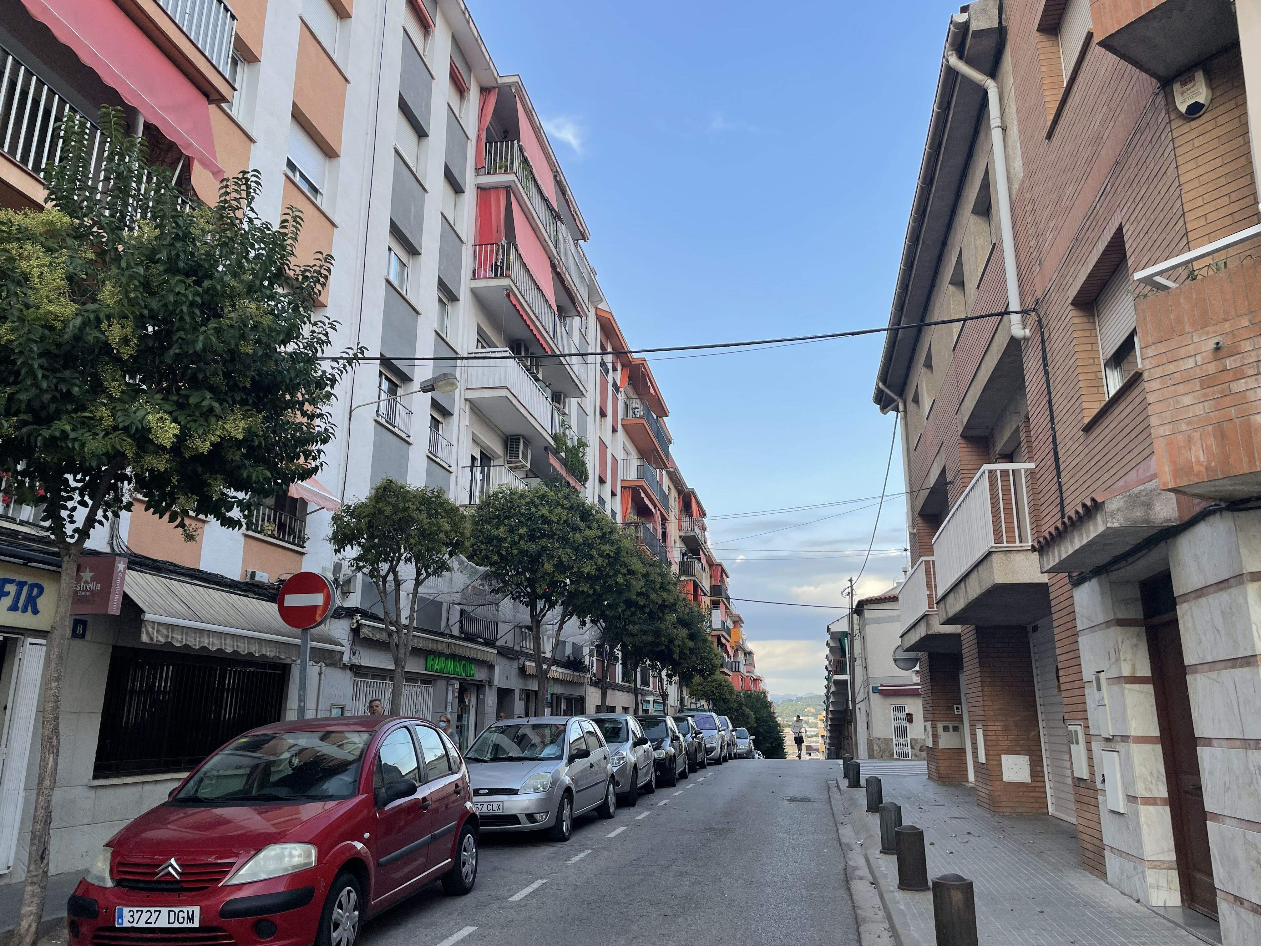 Veïns de Can Fatjó han explicat els problemes que els hi comporta una ocupació conflictiva en el carrer Safir 30. FOTO: NHS