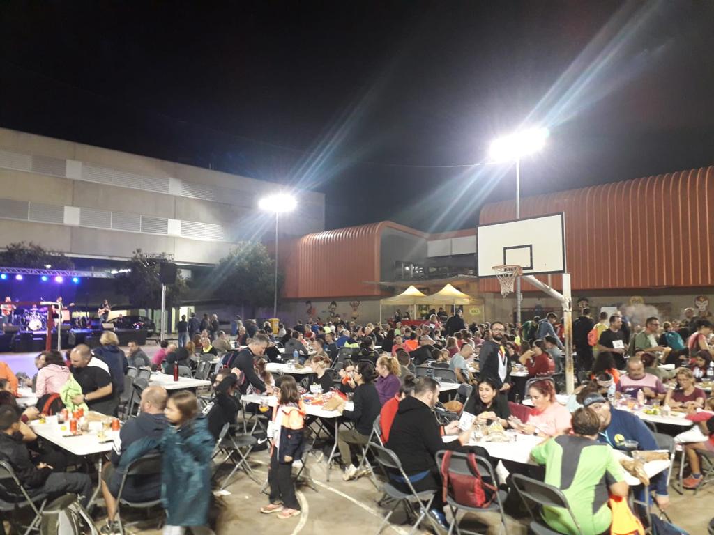Botifarrada final de la Caminada Nocturna al pati de l'escola Rivo Rubeo. FOTO: NHS Botifarrada final de la Caminada Nocturna al pati de l'escola Rivo Rubeo. FOTO: NHS