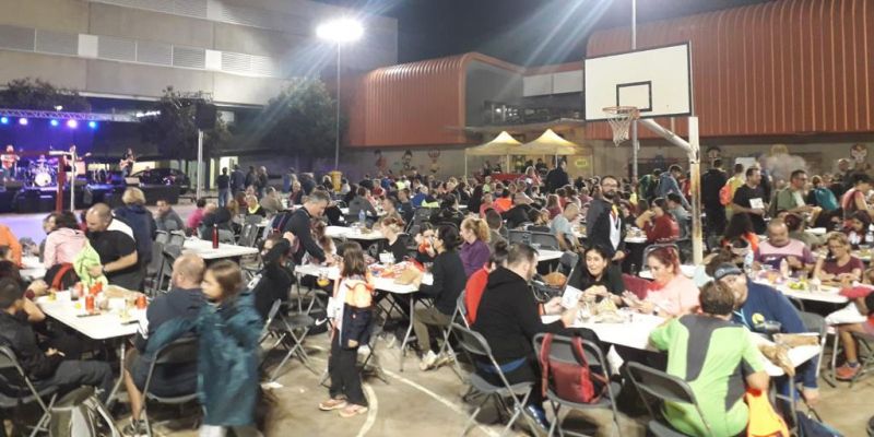 Botifarrada final de la Caminada Nocturna al pati de l'escola Rivo Rubeo. FOTO: NHS