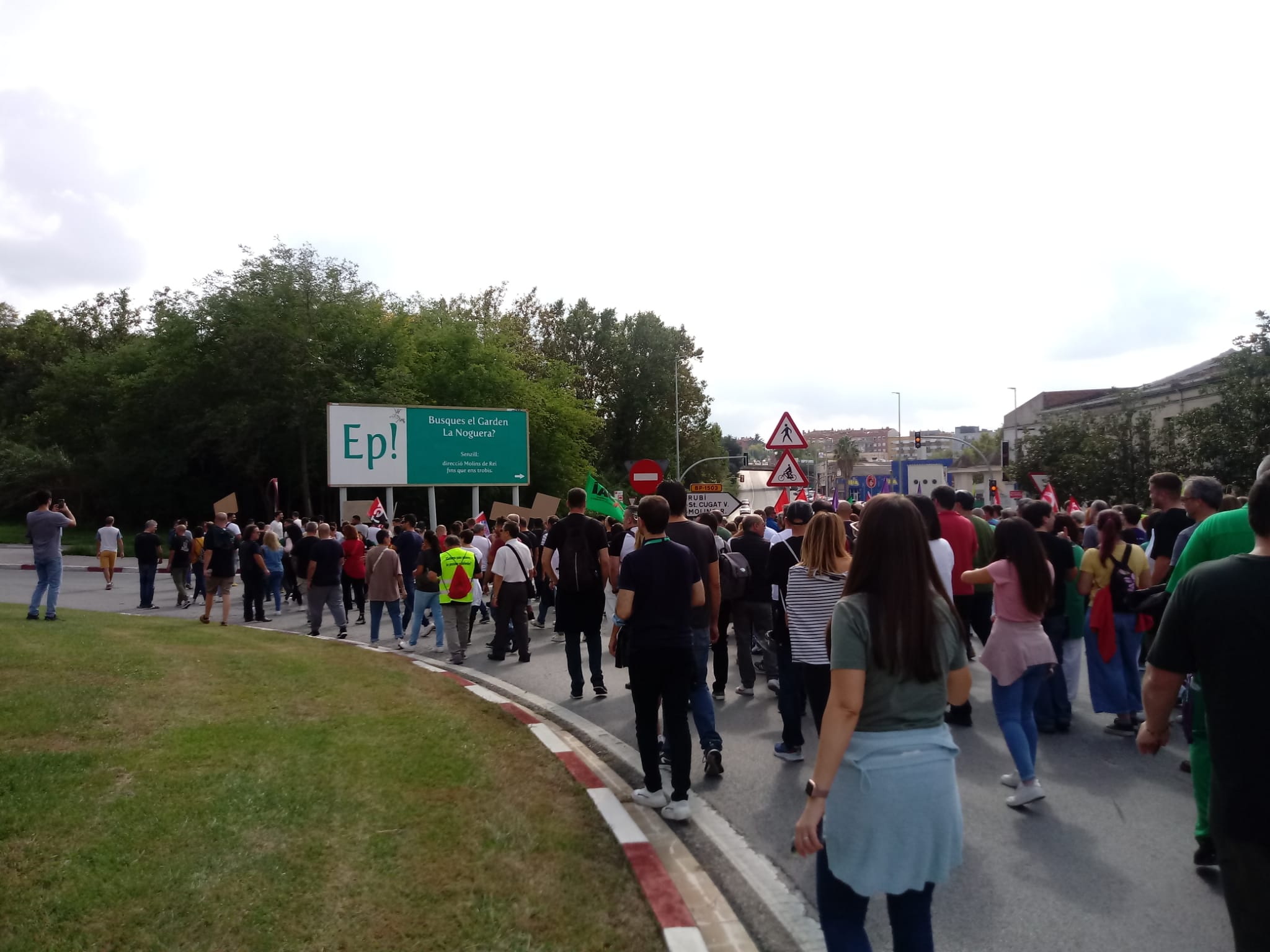 Treballadors de B Braun tallant el trànsit aquest dilluns. FOTO: Cedida