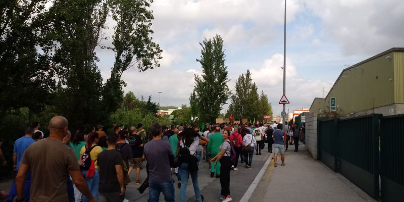 Treballadors de la B Braun manifestant-se pel passeig de la Riera. FOTO: Cedida