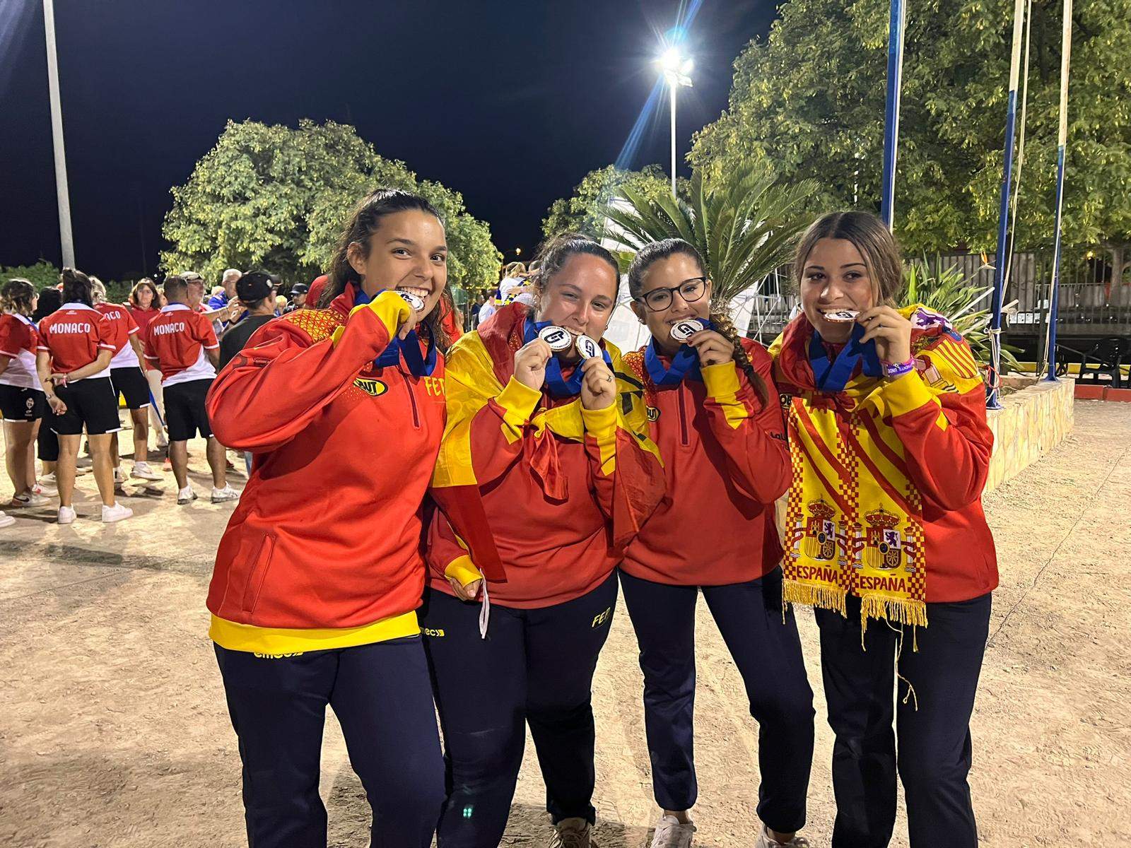 María Ruiz, la primera per l'esquerra, campionat d'Europa de petanca juvenil amb la selecció espanyola. FOTO: Cedida