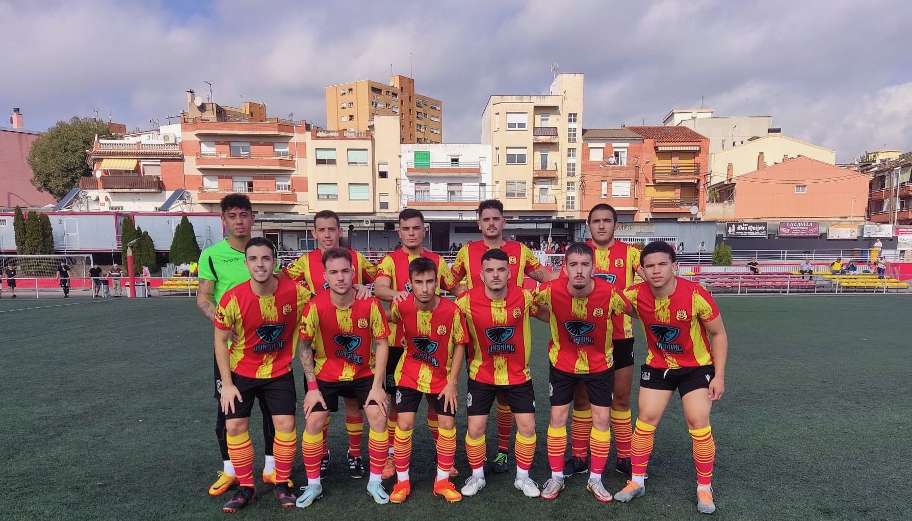 Els jugadors del Veinti a l'estadi municipal de Rubí. FOTO: Cedida Els jugadors del Veinti a l'estadi municipal de Rubí. FOTO: Cedida