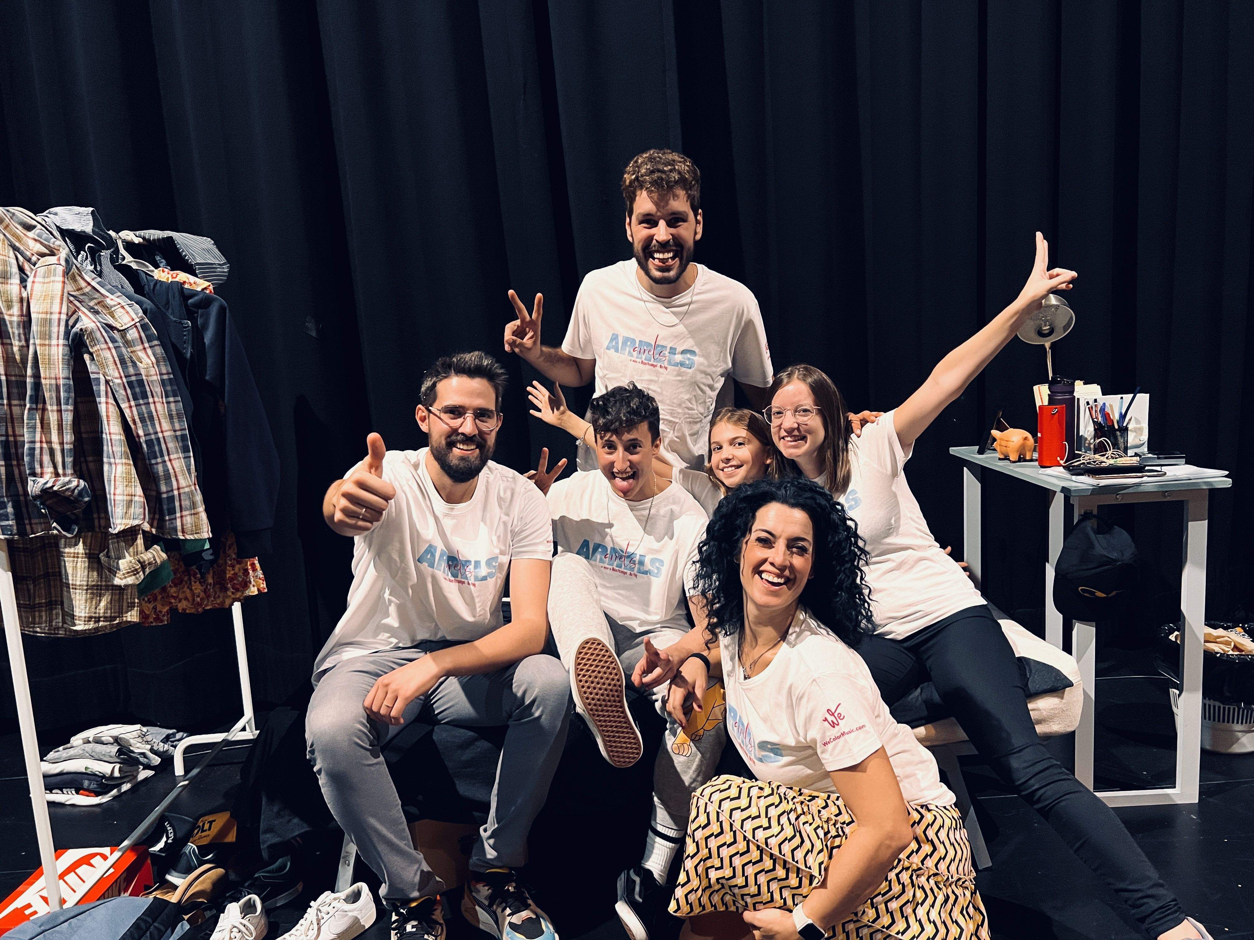 Foto grupal de l'elenc i els creadors del musical 'Arrels'. FOTO: Cedida